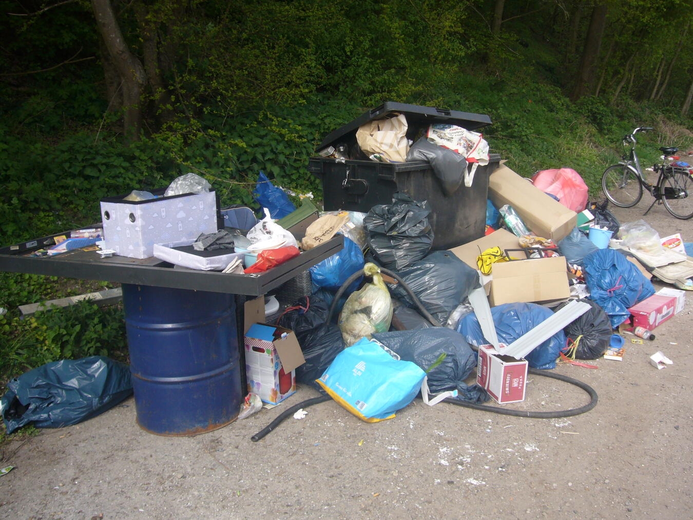 "Wilde Müllkippe auf Parkplatz hinter KLK-Gelände, Umweltverschmutzung"