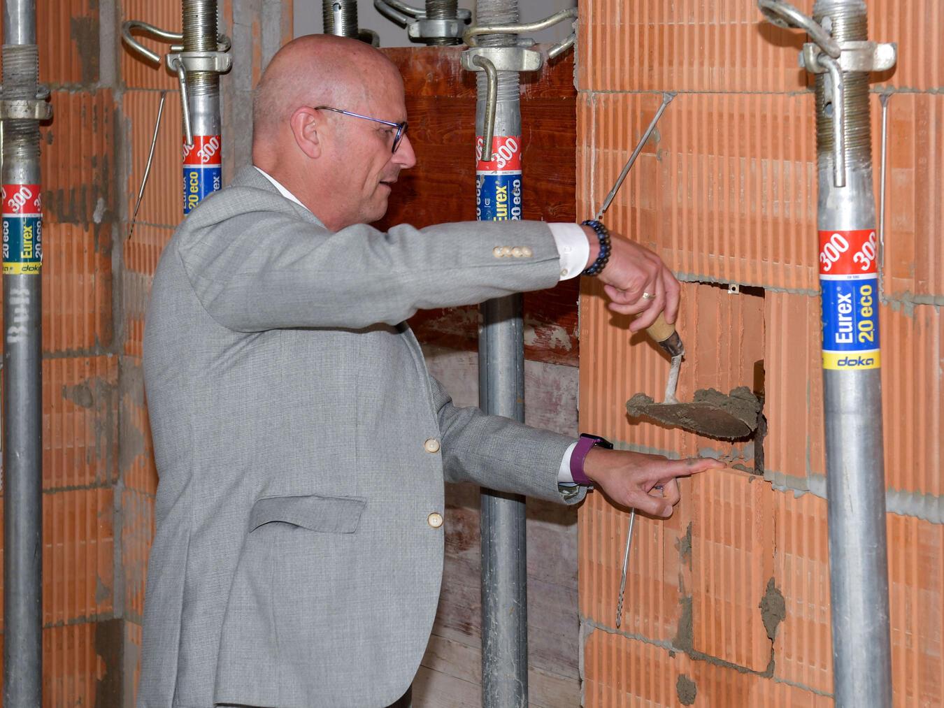 Eine Zeitkapsel platziert Bürgermeister Peter Hinze am Großen Wall 53.