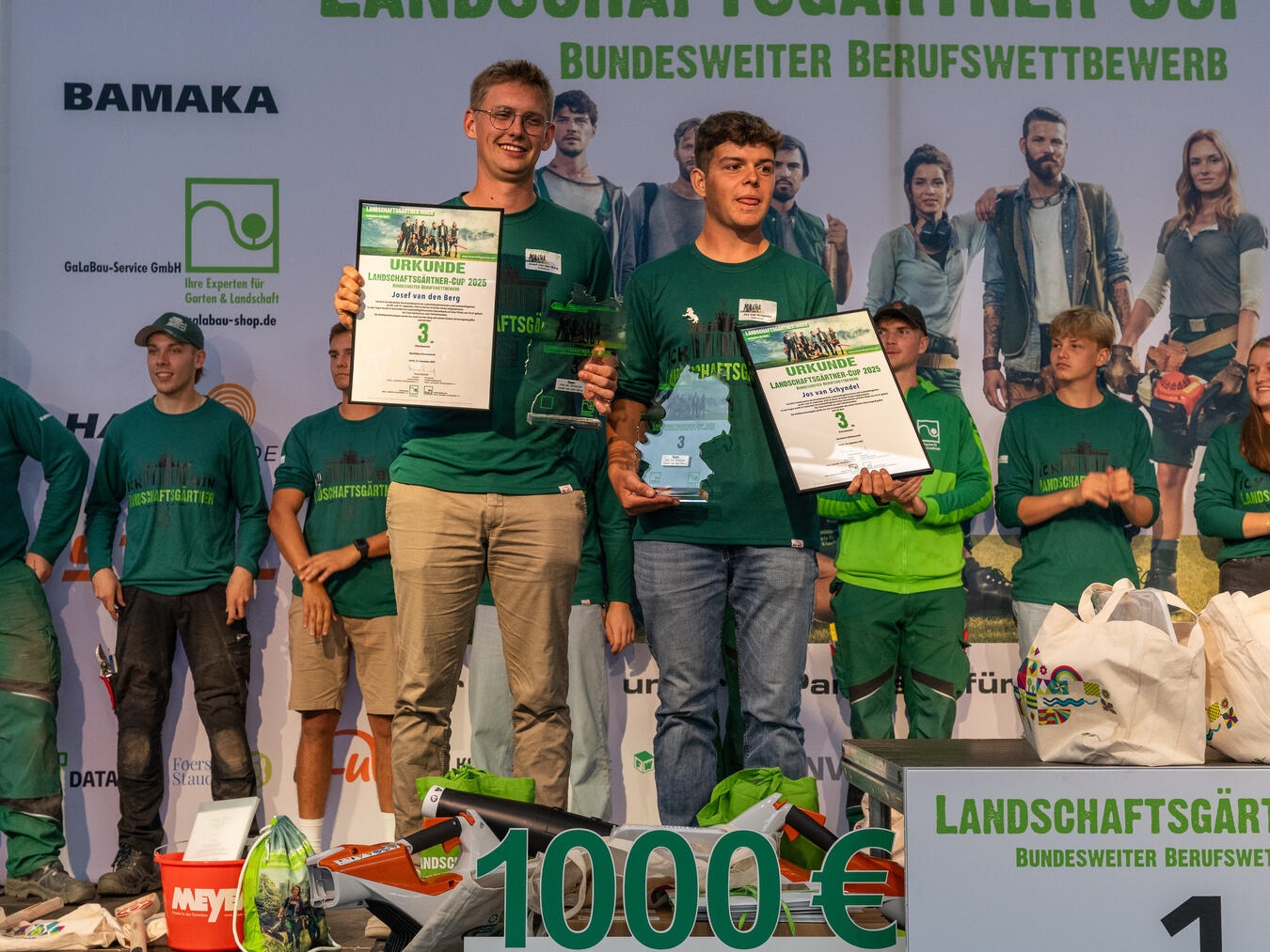 Junge Landschaftsgärtner aus Sonsbeck und Xanten holen Bronze in Berlin Einen beachtlichen dritten Platz beim bundesweiten Landschaftsgärtner-Cup 2025 errangen Josef van den Berg (l.) vom Betrieb Grütters – Gärtner von Eden aus Sonsbeck und Jos van Schyndel vom Betrieb Benno Müller Garten- und Landschaftsbau aus Xanten. Foto: Reidel