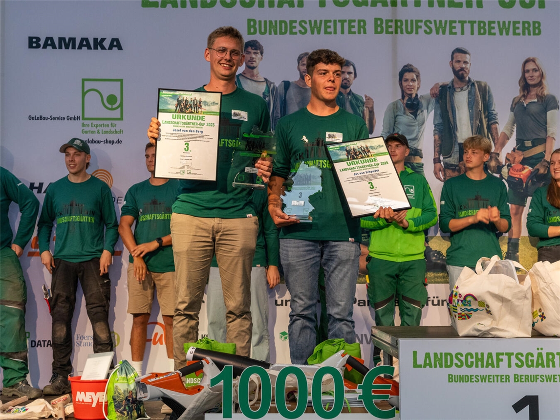Einen beachtlichen dritten Platz beim bundesweiten Landschaftsgärtner-Cup 2025 errangen Josef van den Berg (l.) vom Betrieb Grütters – Gärtner von Eden aus Sonsbeck und Jos van Schyndel vom Betrieb Benno Müller Garten- und Landschaftsbau aus Xanten. Foto: Reidel