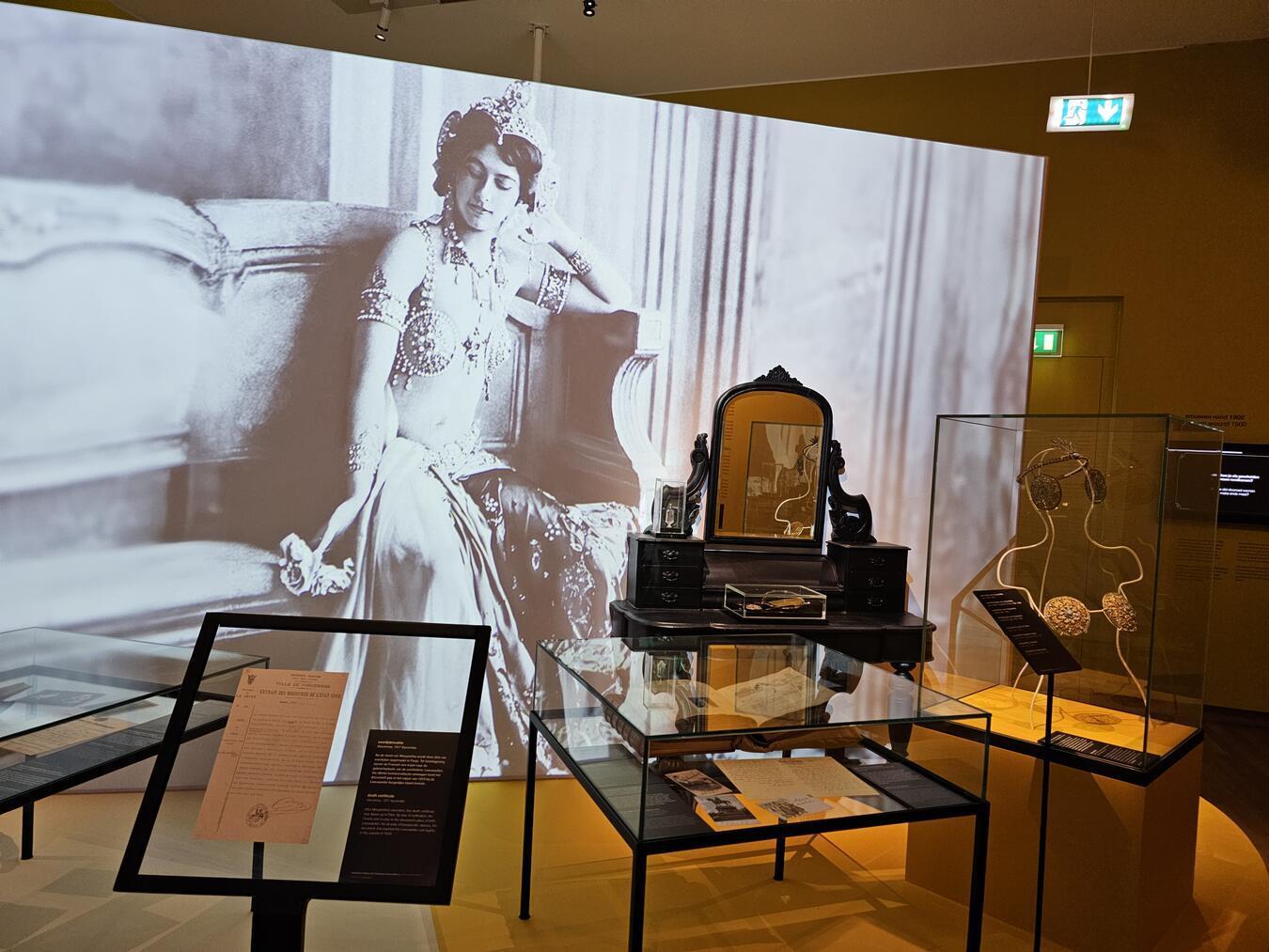 Einen eigenen Raum im Fries Museum hat die als angebliche Spionin hingerichtete Tänzerin Mata Hari.