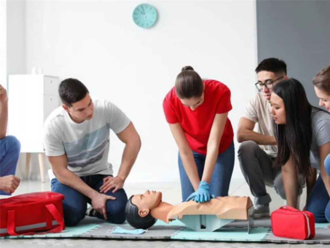 "Erste-Hilfe-Kurs des Kreissportbunds Kleve in Geldern, 4. Juli, Teilnehmer lernen lebensrettende Maßnahmen"