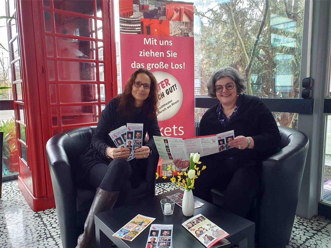 Einen ersten Blick auf die neue Theatersaison geben Sabine Sdrenka und Andrea Joosten (Foto l., v. l.) bei der Vorstellung des Abonnementprogramm für 2024/2025. Unter anderem gastieren Kalle Pohl (o. r.) und Ingo Appelt (u. r.) in Emmerich. Fotos: privat, Gabor Richter, Leslie Barabasch