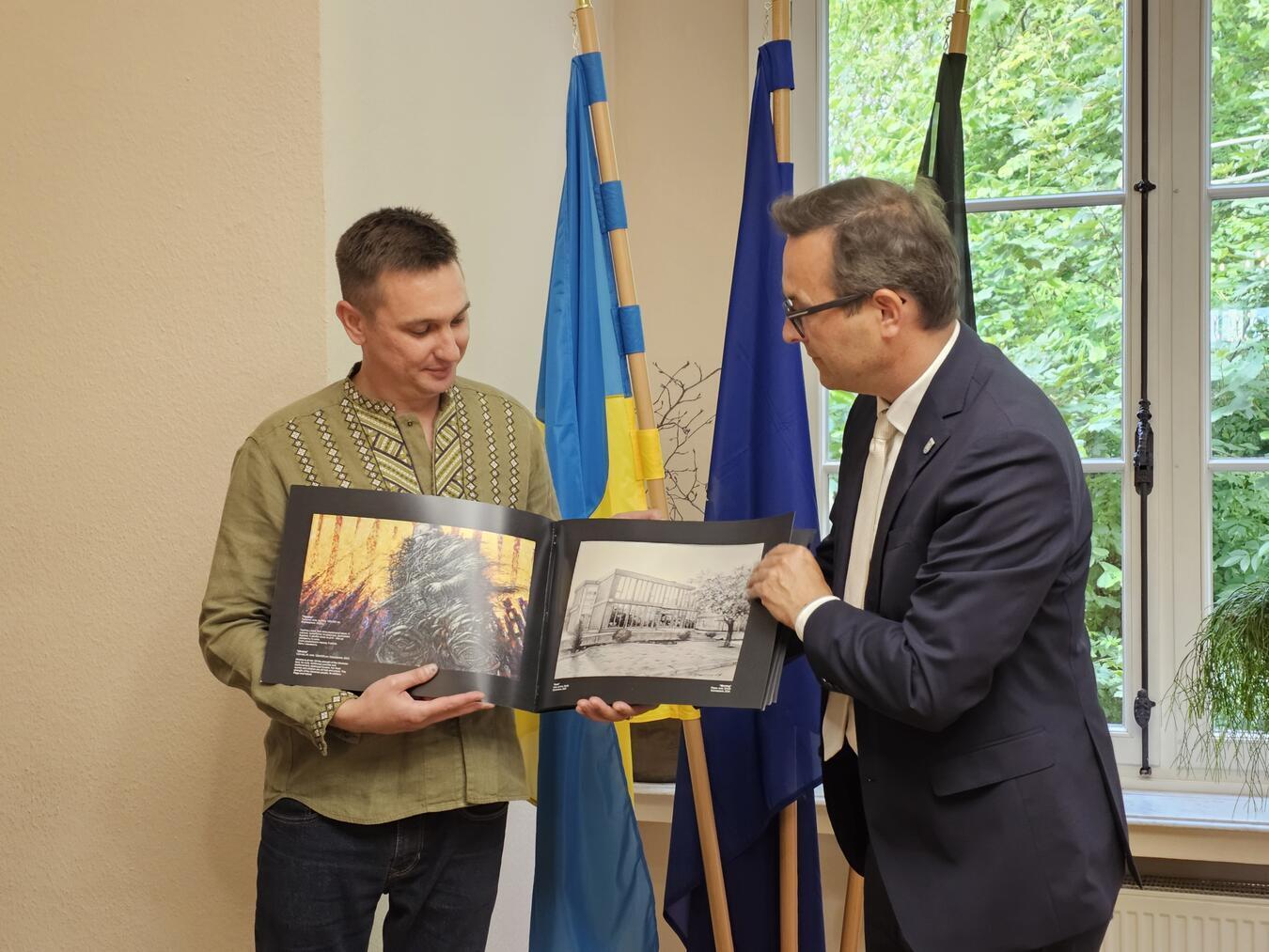 Einen ersten kulturellen Austausch gab es auch in Form von gegenseitigen Geschenken. 