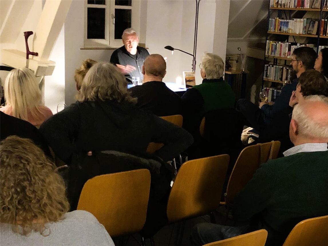 Einen Kies-Roman gab es in der Lesung von Erwin Kohl in der Reeser Stadtbücherei. Foto: Stadt Rees