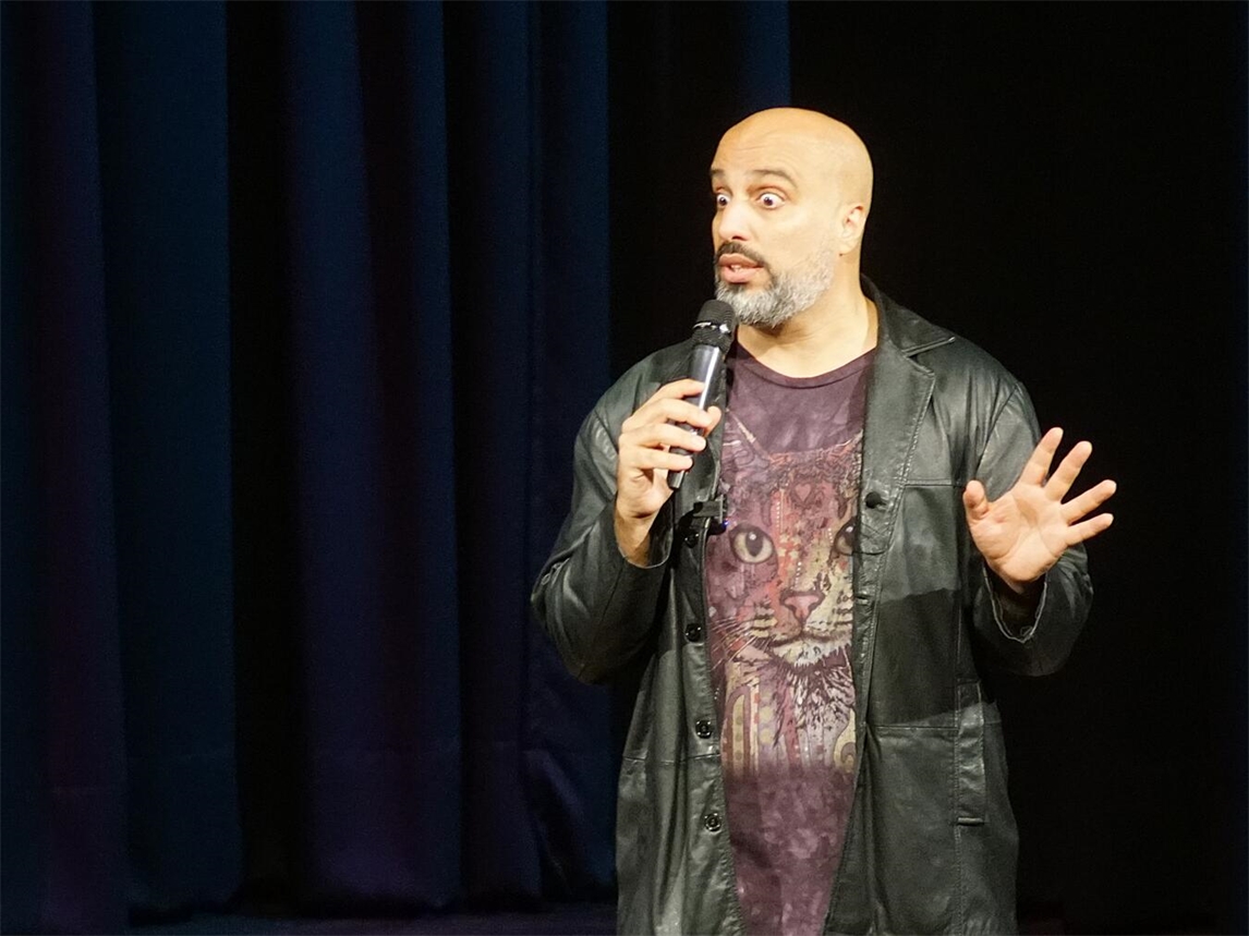 Kabarettist Abdelkarim im Bürgerhaus Rees bei humorvollem Austausch über Bahnhof Empel und die Welt. Foto: Stadt Rees