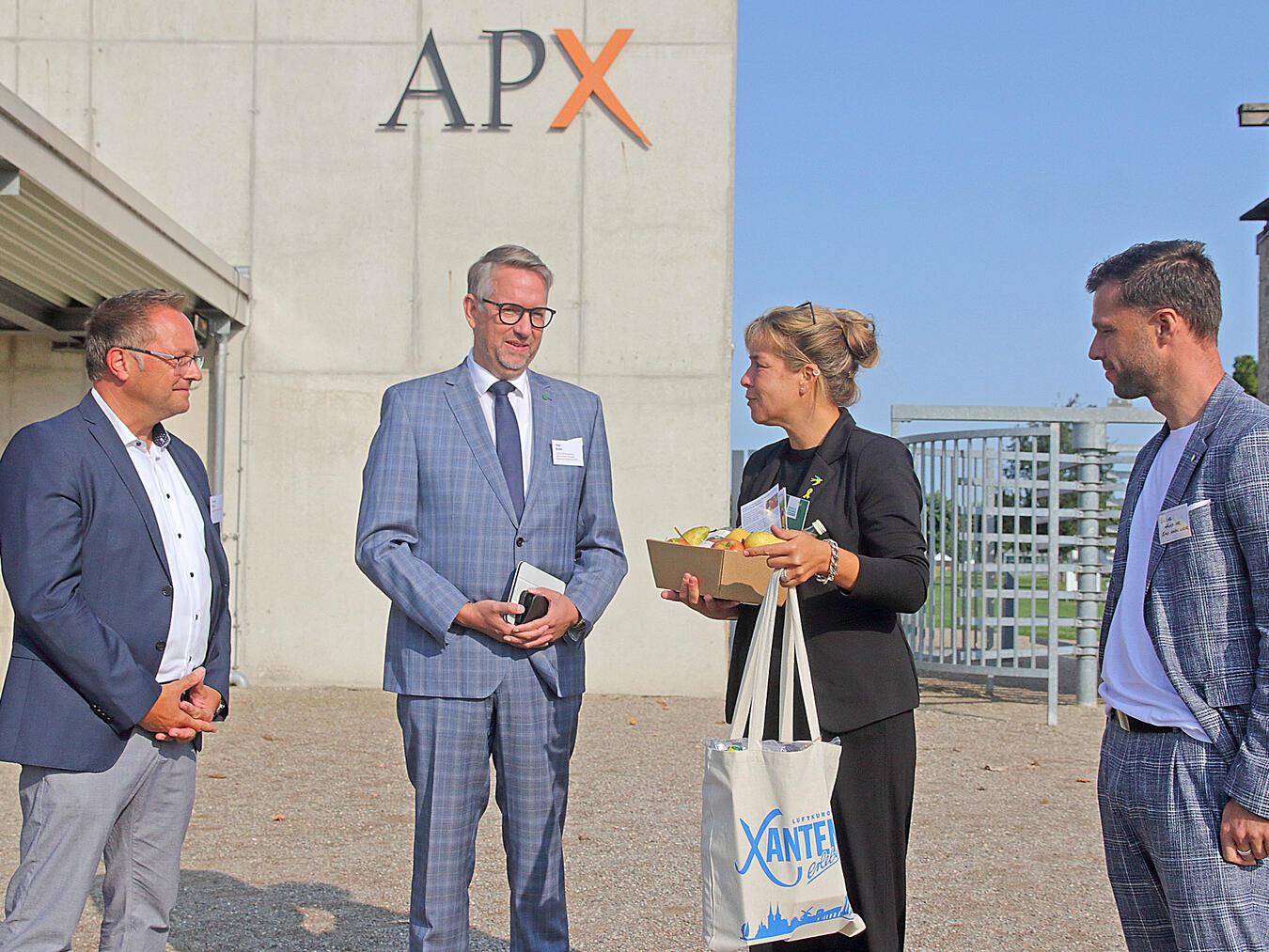 Einen niederrheinischen Obst-Korb gab es obendrauf auch noch. NN-Fotos: Theo Leie