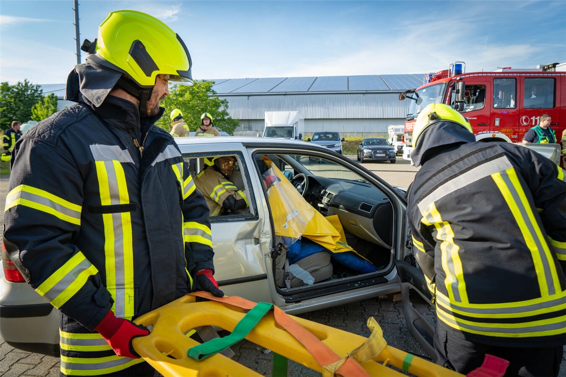 "Freiwillige Feuerwehr Uedem Mitmachübung, Interessierte, realitätsnah, Feuerwehraktion, NN-Foto: Gerhard Seybert"