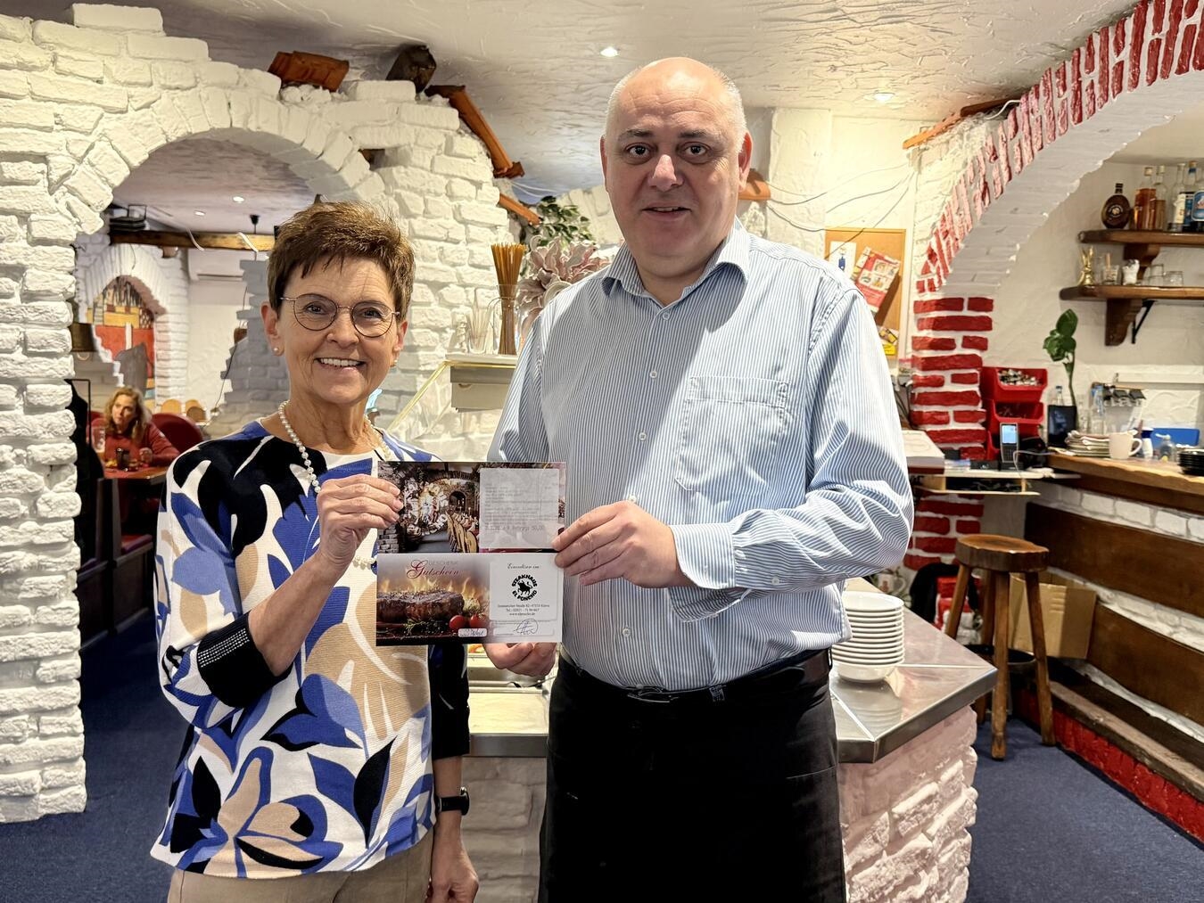 Einen Restaurantgutschein gab es zum Abschluss im Steakhouse El Poncho. Dragan Vidakovic (r.) überreichte diesen der Gewinnerin Johanna Verrieth. NN-Foto: SP