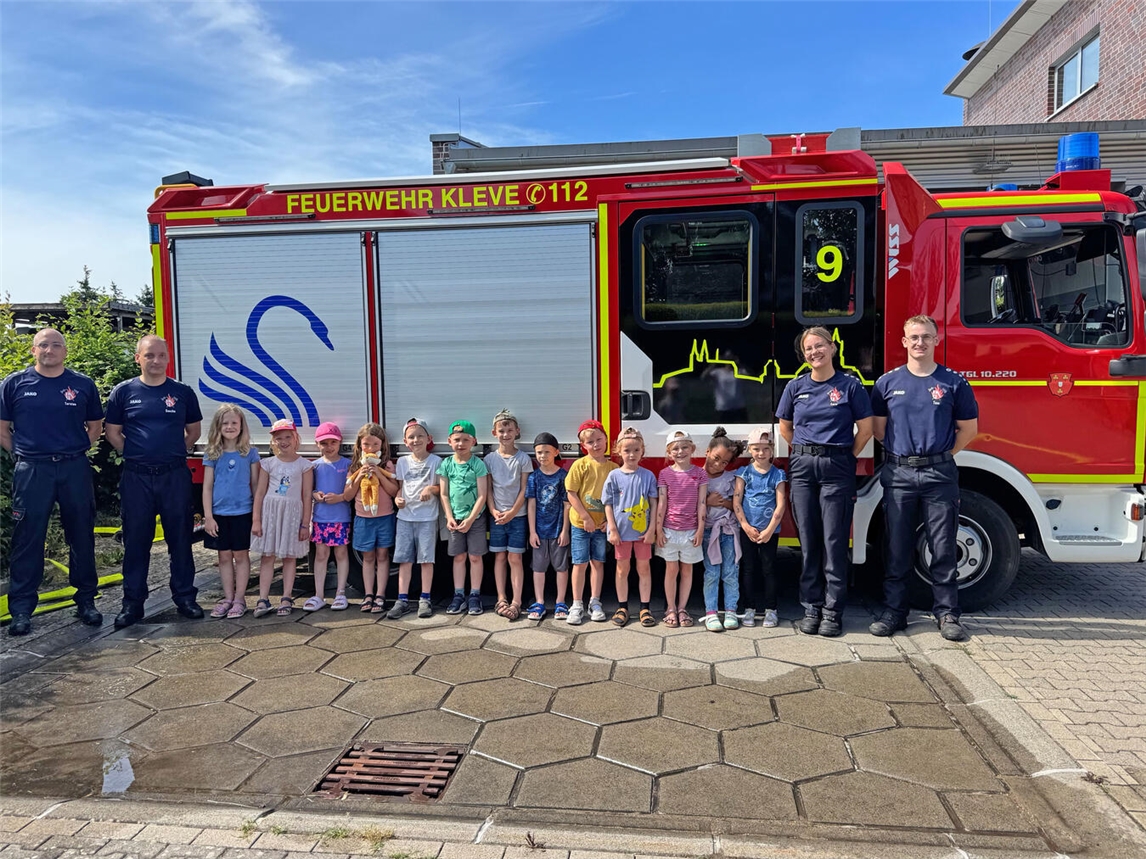 "Vorschulkinder besichtigen Feuerwehrfahrzeug in Düffelward, Kindergarten Gänseblümchen, Feuerwehr Kleve"