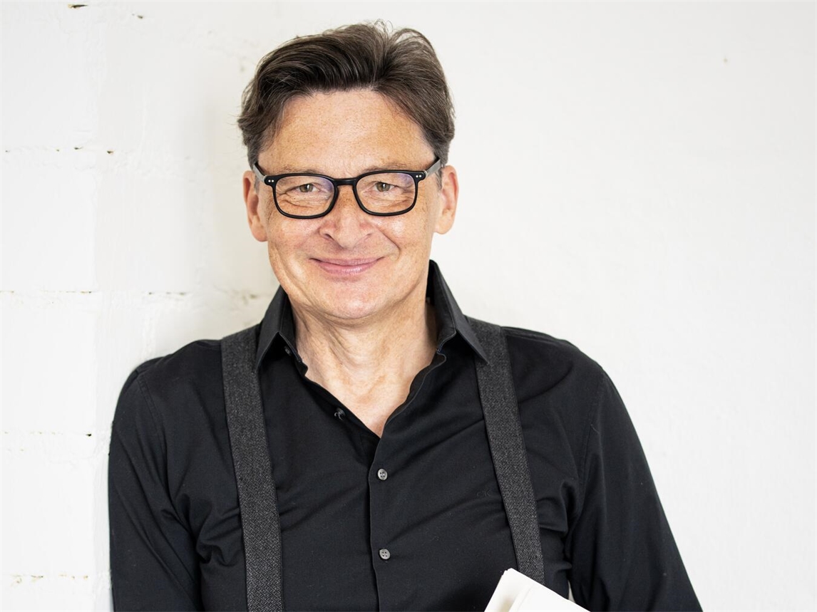 "Stefan Verhasselt unterhält Publikum in Rees, Comedy-Abend, Foto von Simon Erath"