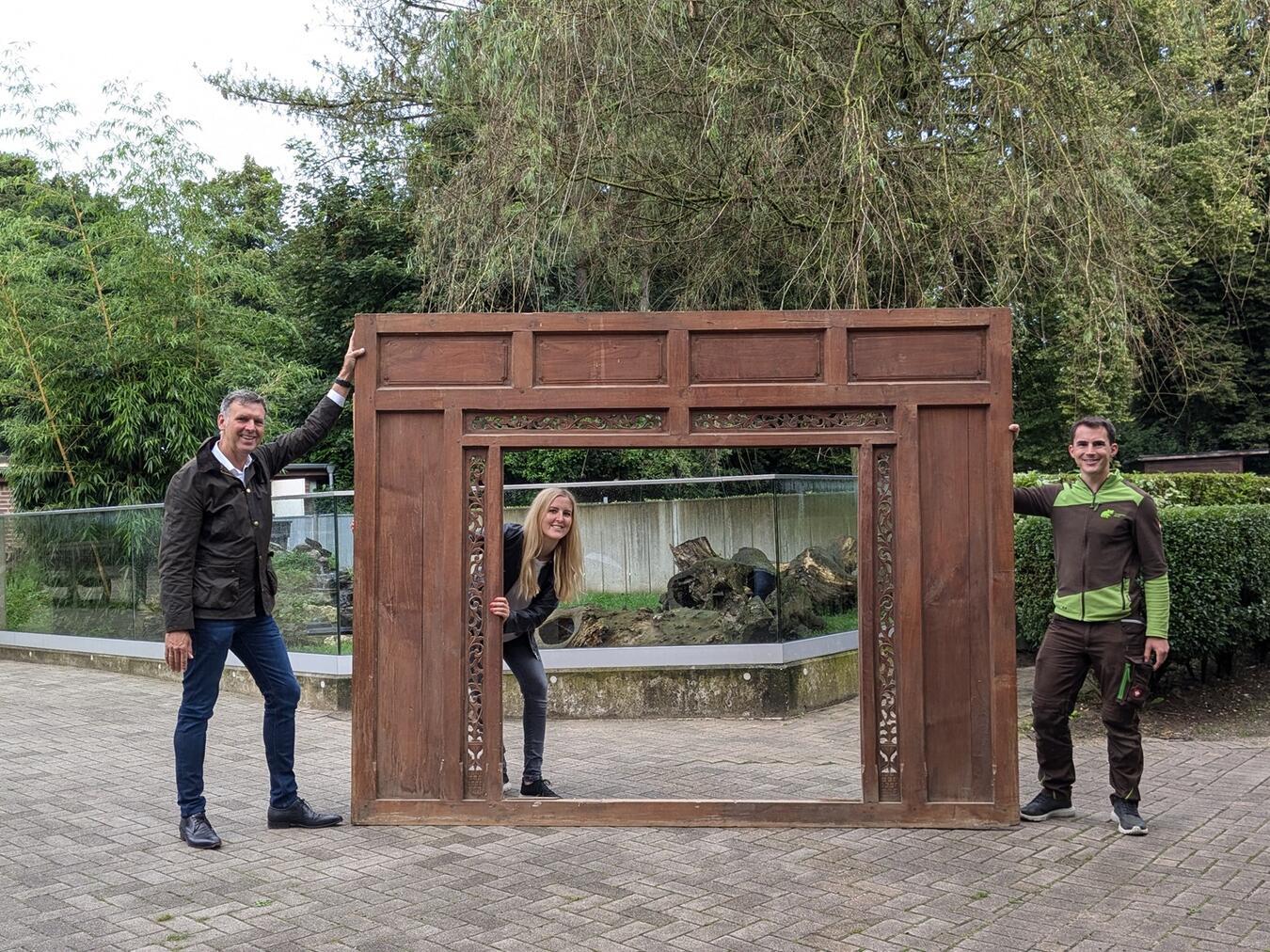 Eines der neuen Dekoelement zeigen (v. l.) Johannes Hövelmann, Carolin Hövelmann und Martin Polotzek. Foto: Tiergarten Kleve