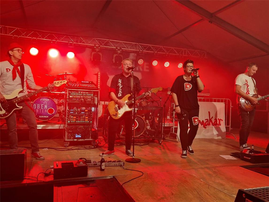 Eingängige Melodien mit kraftvollen Rhythmen: „Dörmakar“ bringen Schwung auf jede Karnevalsveranstaltung – auch mit ihrem neuen Song. Foto: privat