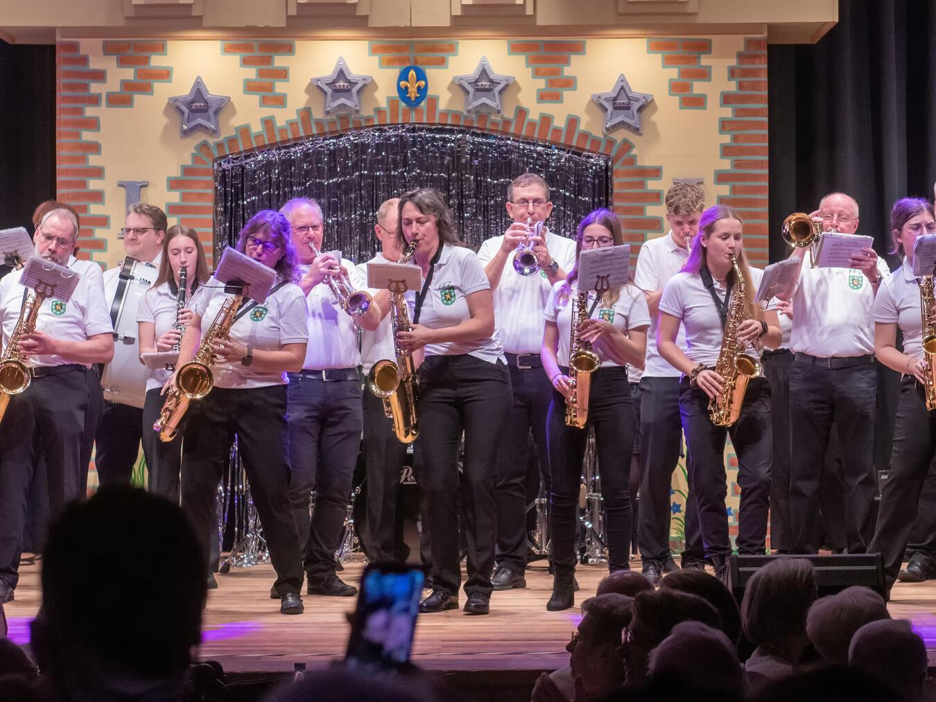 Eingeläutet wurde der Vorstell-Abend vom Fanfarenzug Pfalzdorf, der gemeinsam mit dem Tambourcorps Weeze die IPK-Prinzengarde durch die Session begleiten wird. NN-Foto: Gerhard Seybert