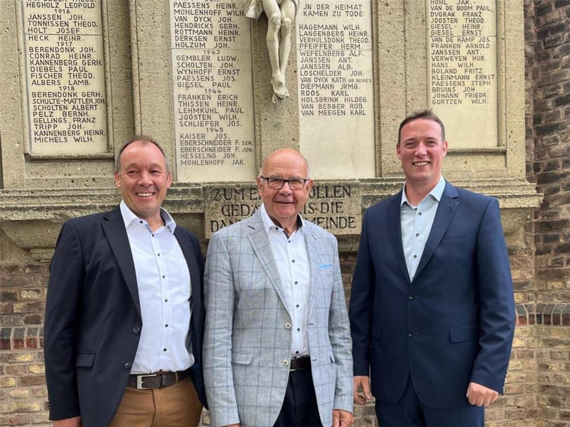 Eingerahmt vom neuen Vorsitzenden Michael Franken und dem neuen Geschäftsführer Paul Aymans – der Ehrenvorsitzende der Sankt Pankratius Bruderschaft Altkalkar- Paul Giesen. Foto: privat
