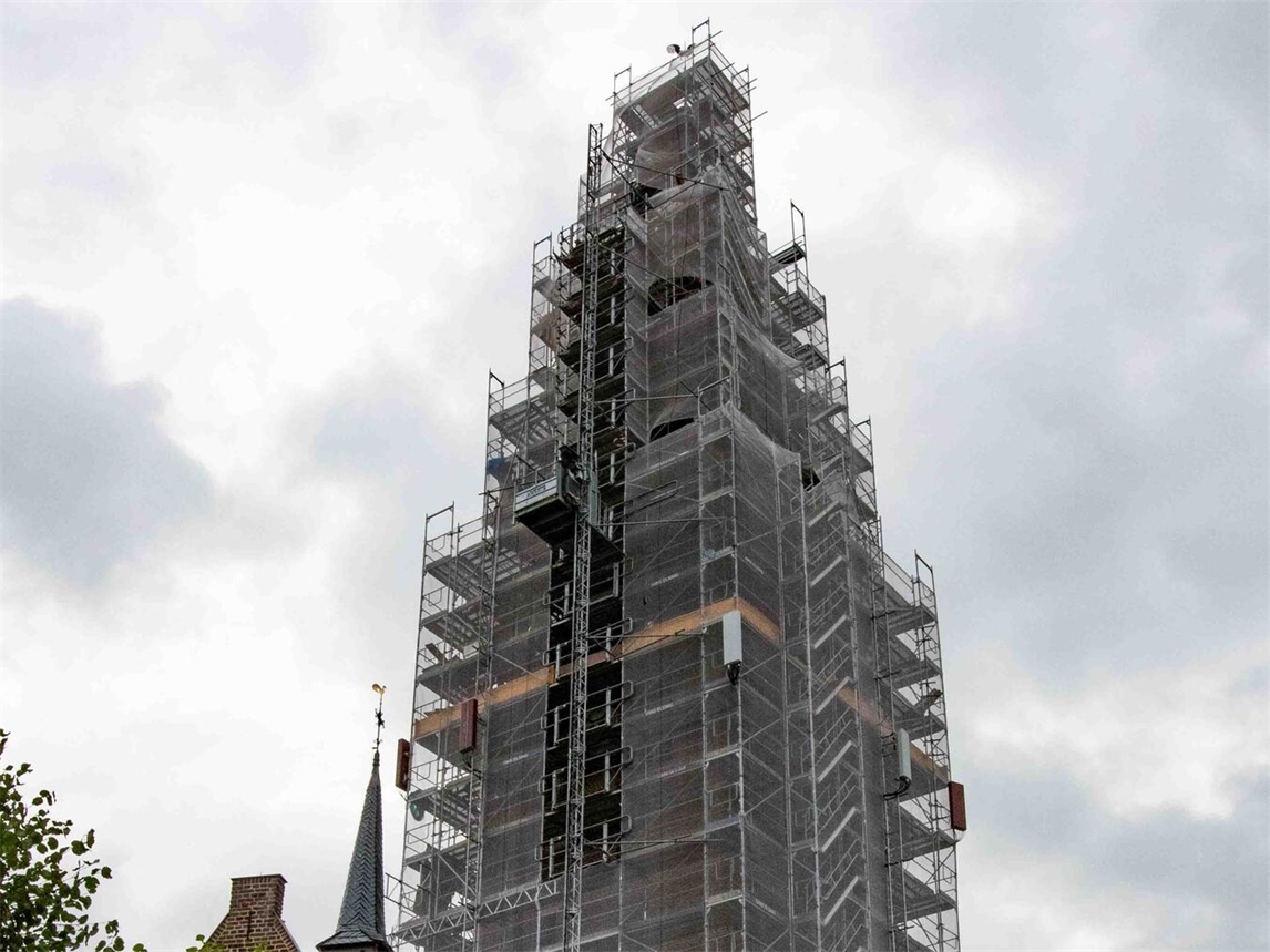 "Eingerüsteter Turm der St.-Nikolaus-Kirche Walbeck, Renovierung Bistum"