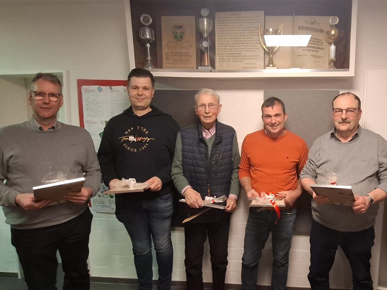 "Gruppenfoto von Geehrten des FC Vorwärts 09: Andreas Maaßen, Holger Beem, Derk Derksen, Peter Haven, Franz-Josef Rambach."