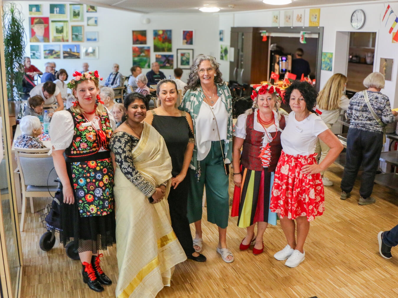 Einige Mitarbeiterinnen des Katharinen-Hauses trugen landestypische Kleidung beim Interkulturellen Fest in der geschmückten Cafeteria des Altenheims. Foto: Caritasverband Geldern-Kevelaer