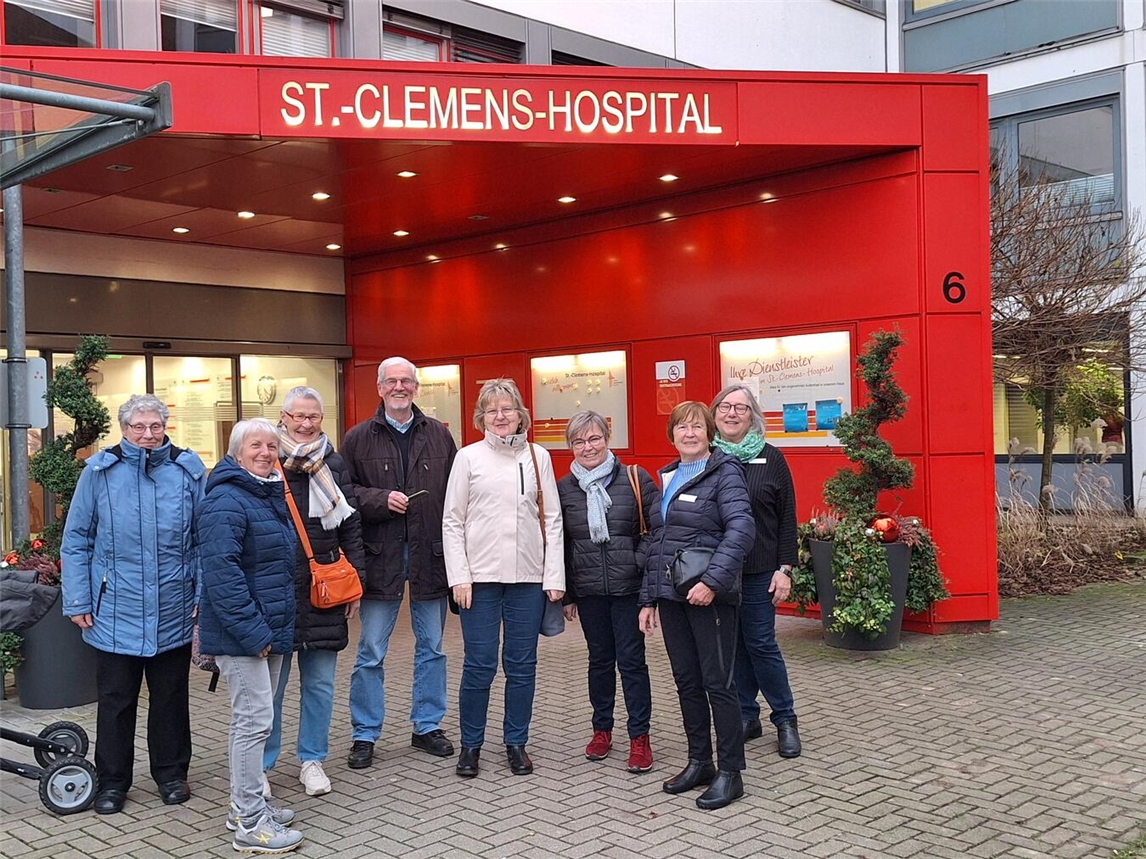 Einige Mitglieder des Christlichen Krankenhausdienstes des St.-Clemens-Hospitals Geldern, die teilweise bereits seit Jahrzehnten Patientinnen und Patienten während eines Krankenhausaufenthaltes unterstützen.Foto: St.-Clemens-Hospital