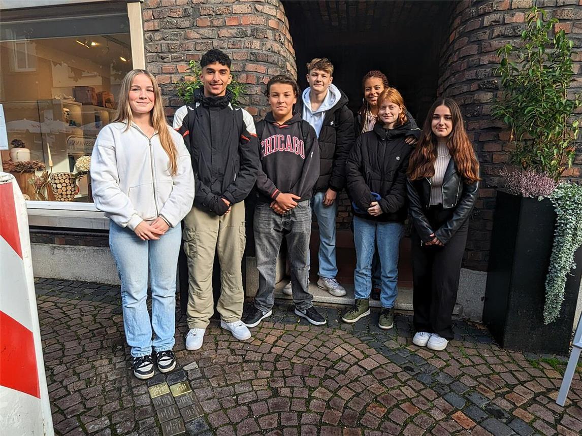 Einige Schüler der Willi-Fährmann-Gesamtschule als neue Paten der Stolpersteine für die Familie Alexander aus Xanten. Darunter die beiden Redner (v.l) Nele Domjahn und Mohamad Alshayeb.NN-Fotos: J.Kurschatke