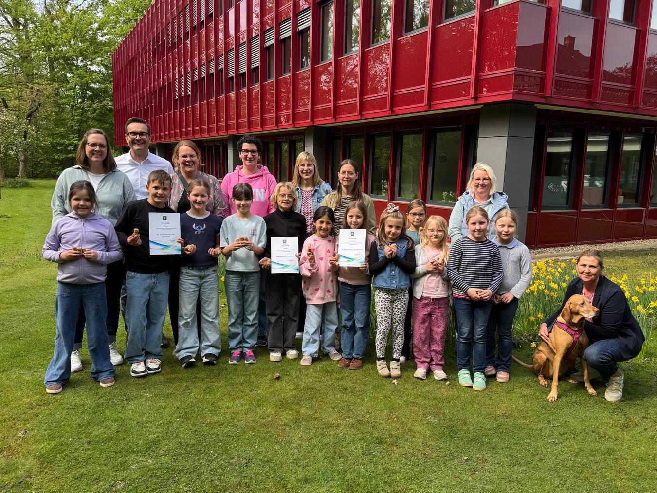 Einige Schülerinnen und Schüler der Antonius-Schule, Michael-Schule und Marienschule nahmen stellvertretend für ihre Schulen die Urkunden entgegen. Foto: Stadt Geldern/Gossens