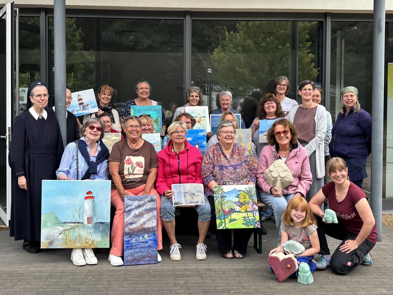 "Teilnehmende der VHS Sommerakademie auf dem Oermter Berg bei sonnigem Wetter"