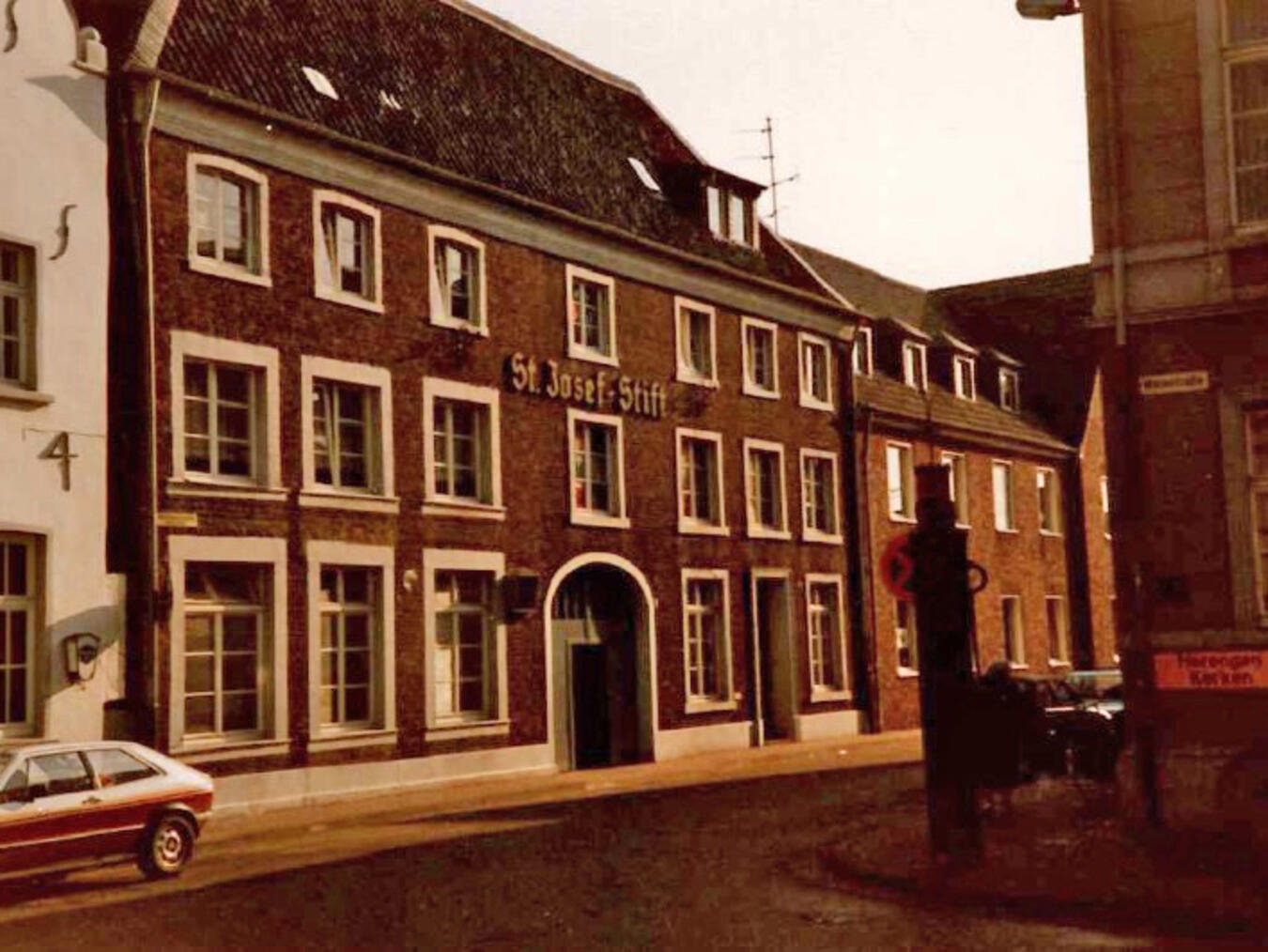 "Modernisiertes Interieur im historischen St.-Josef-Stift Wachtendonk, unveränderte Fassade, Gebäudesanierung"