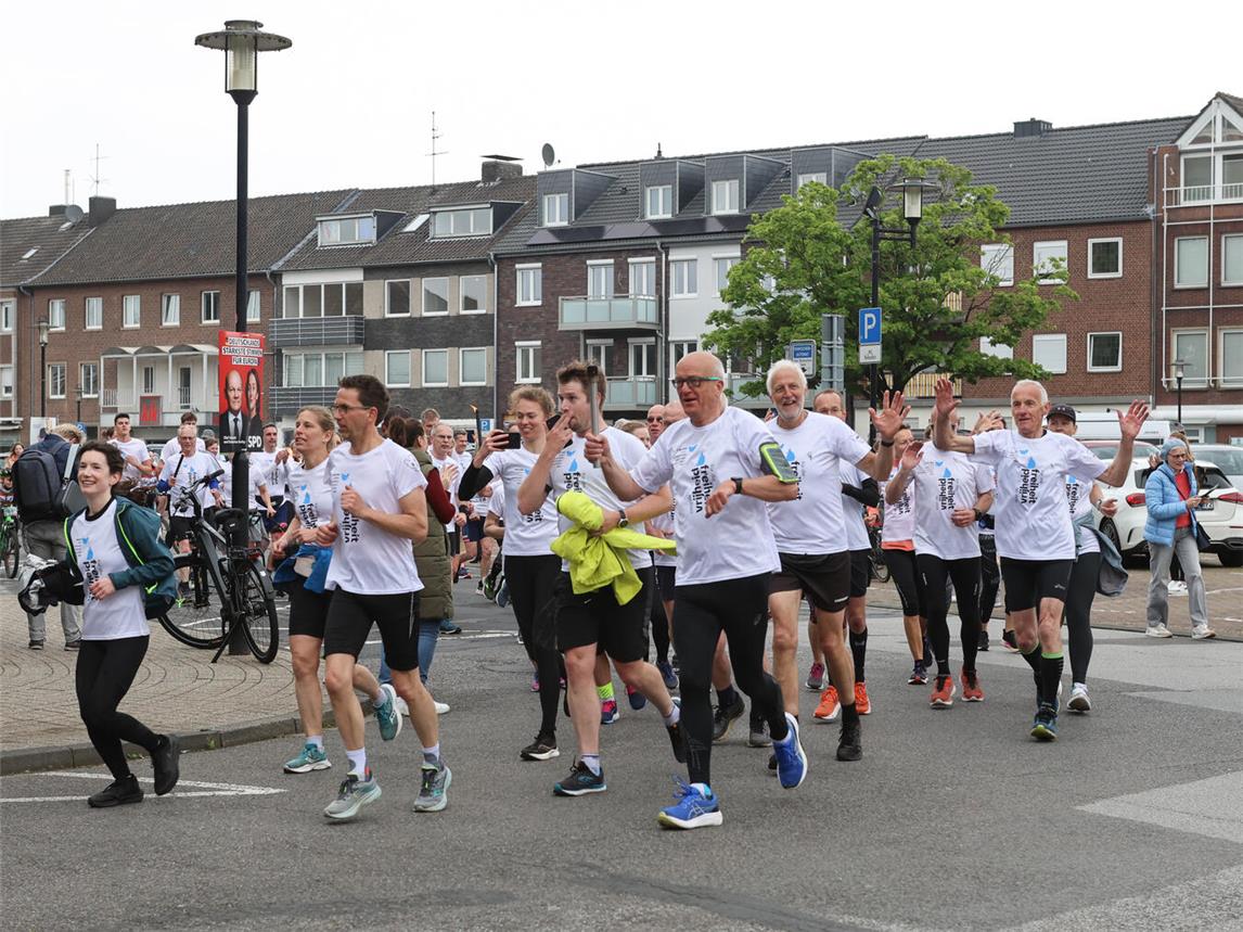 Einlauf der Freiheitsstaffel im vergangenen Jahr in Emmerich. Foto: Sabine Stein