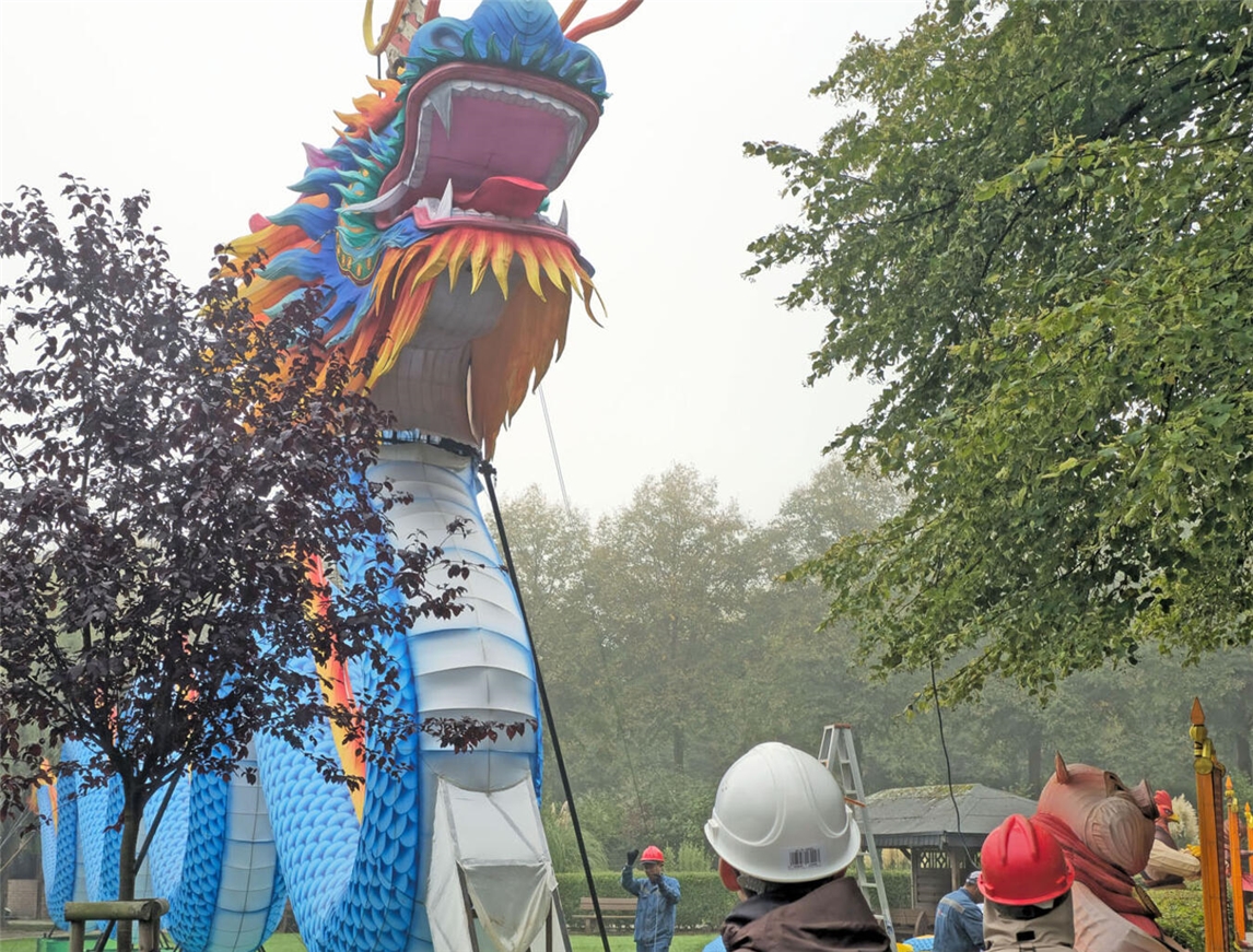 Einmal Drachenkopf einfach. Endmontage einer Attraktion. Motto: Ohne Kran geht gar nichts. Immerhin: Stolze 300 Kilogramm wiegt allein der Drachenkopf. NN-Foto: HF