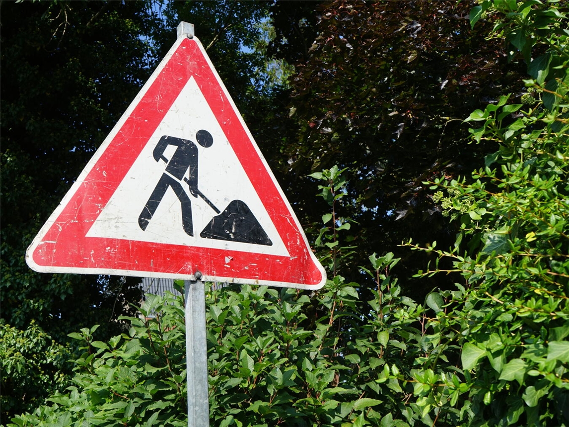 Einmal im Jahr führt die Stadt Geldern im Stadtgebiet sowie den Ortschaften ein Splittprogramm durch, um den Zustand verschiedener Wege und Straßen zu verbessern.Foto: Stadt Geldern/Terhorst