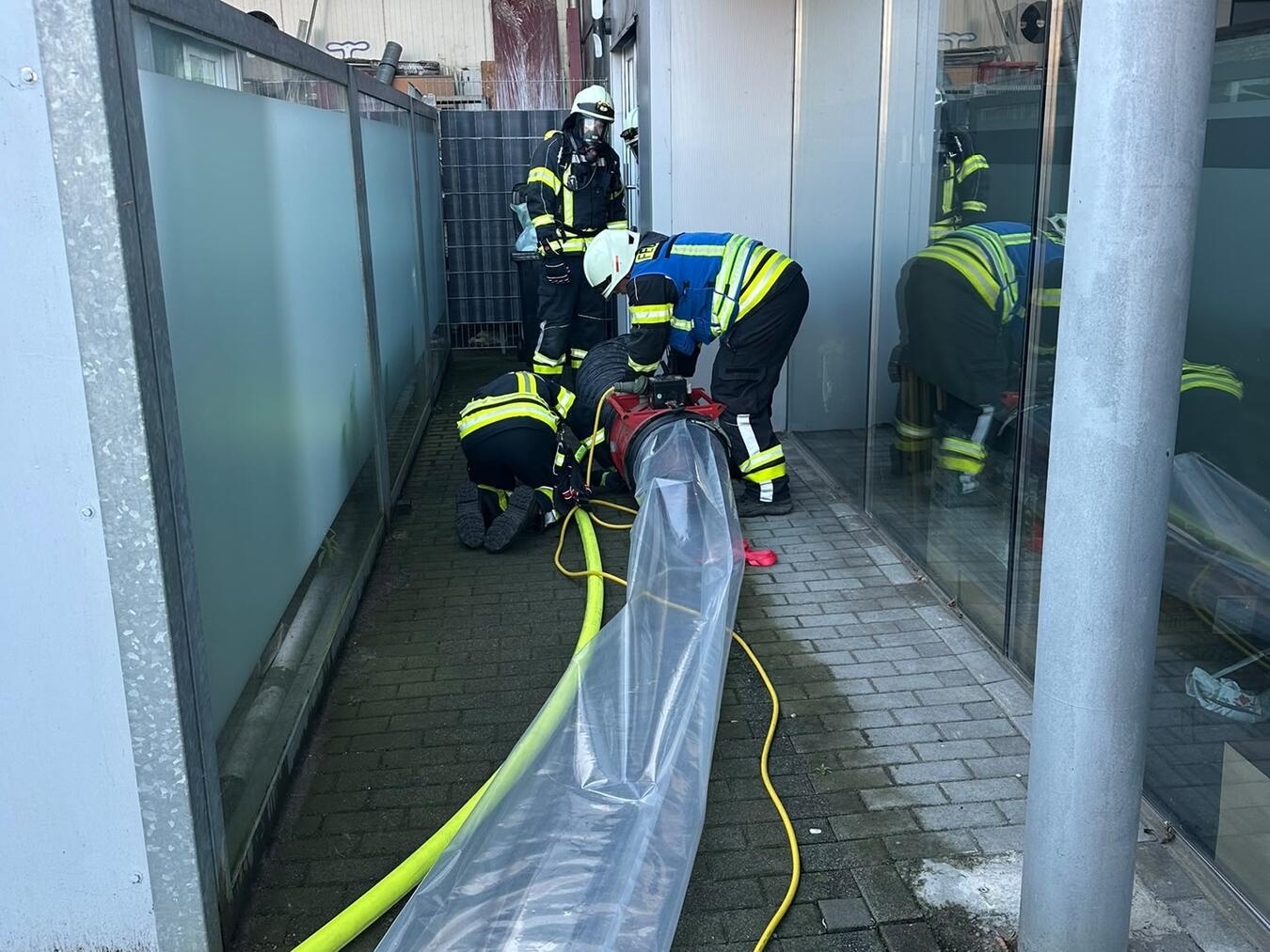 "Feuerwehr Bedburg-Hau löscht Gebäudebrand in Hasselt, Einsatzfoto"