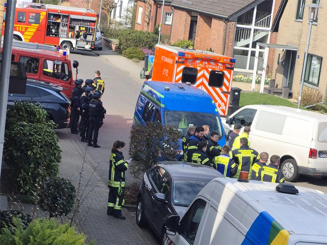 Einsatzkräfte von Polizei und Feuerwehr am Nelkenweg in Aldekerk. Foto: privat