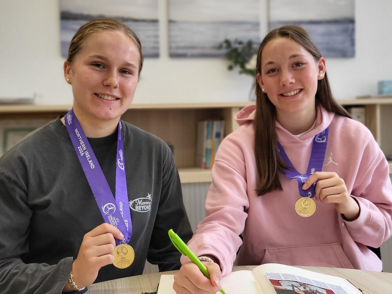 Mia Giesen und Fiona Itgenshorst tragen sich ins Goldene Buch der Schule ein, Schulzeremonie, Ehrung, Foto von Michael Bühs