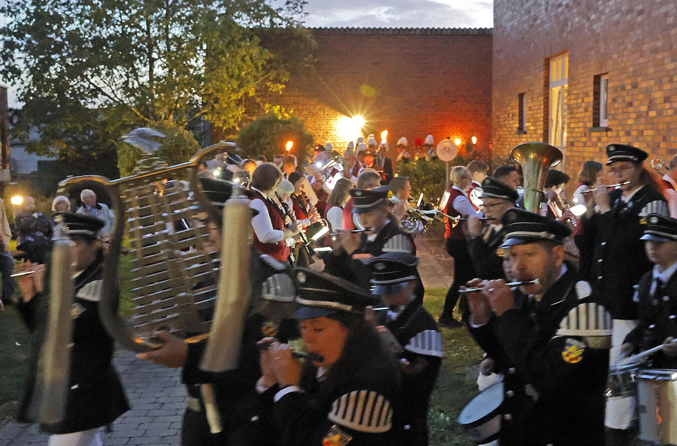 Großer Zapfenstreich des Musikverein Aldekerks "Trommlercorps Schwarz-Weiß Nieukerk und Musikverein Aldekerk im Park bei Ankunft, festliche Parade"