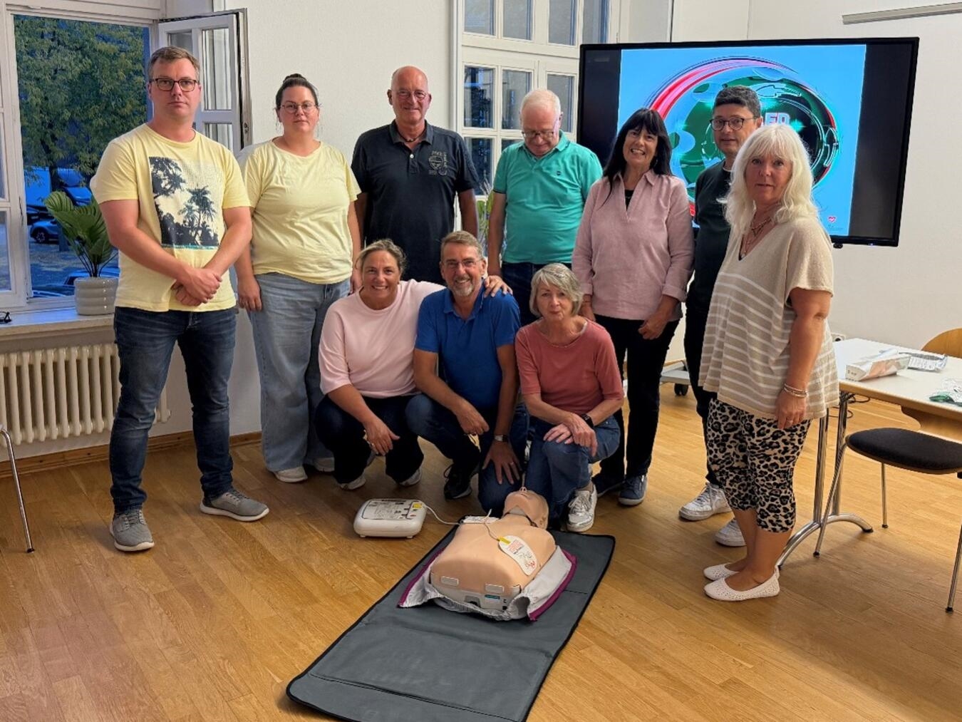 Initiative „Herzsicheres Emmerich“ fördert Zugang zu Defibrillatoren "Einweisungs- und Infoveranstaltung mit Nachbarn, organisiert von Guido Janssen, Foto: privat"