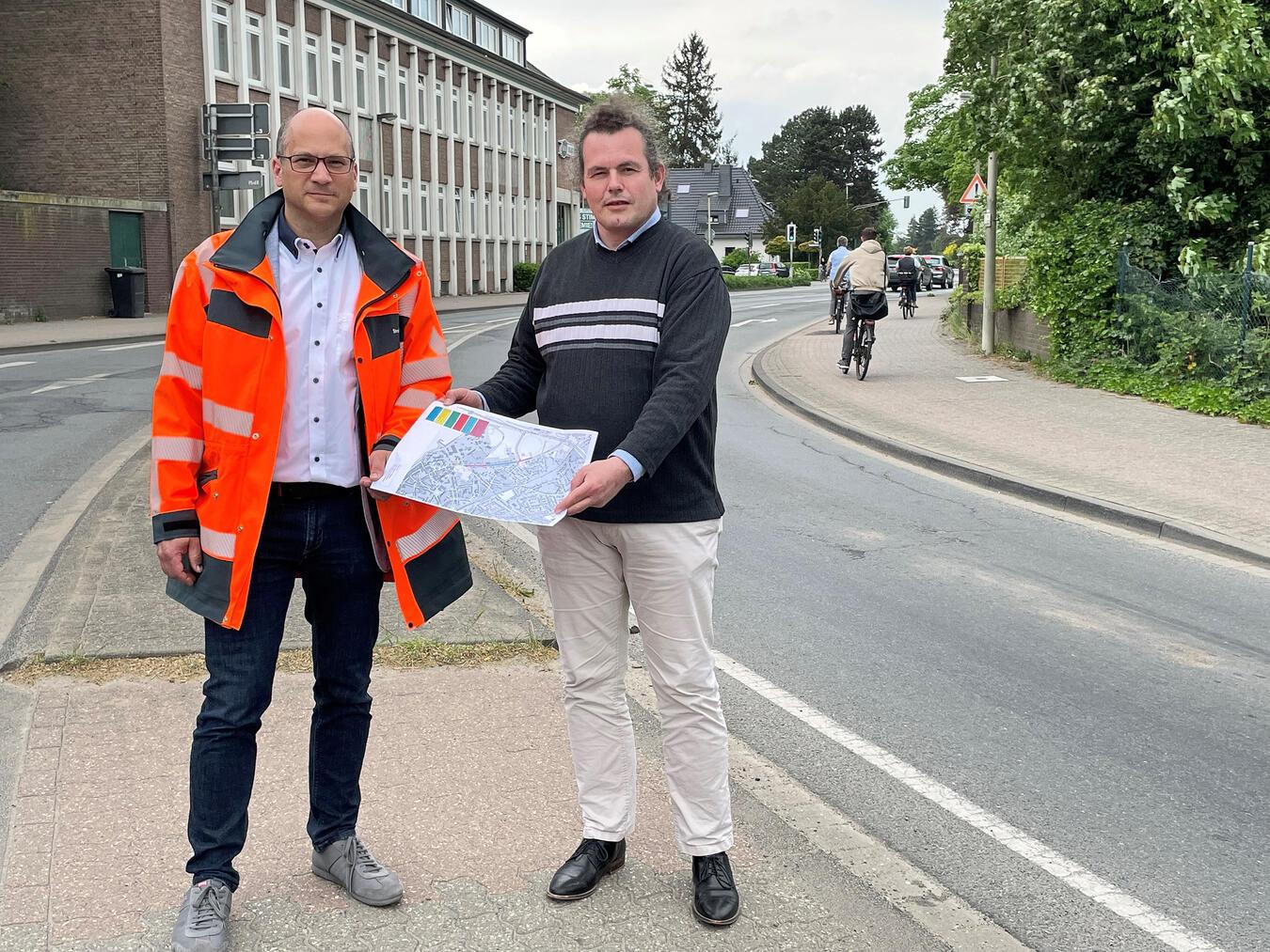 Ekkehard Deußen und Lukas Hengsbach von Straßen.NRW an der L7 in Emmerich, wo die Sarnierungsarbeiten ab Juni stattfinden werden. NN-Foto: SP