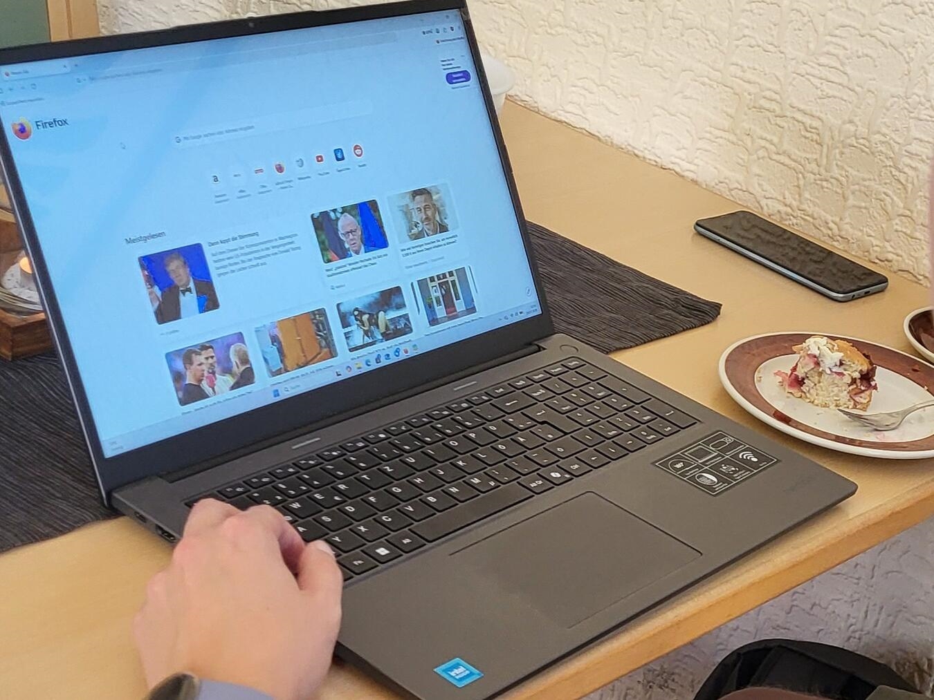 "Reparatur von Laptops und Elektrogeräten, Nahaufnahme, Werkstattumgebung"