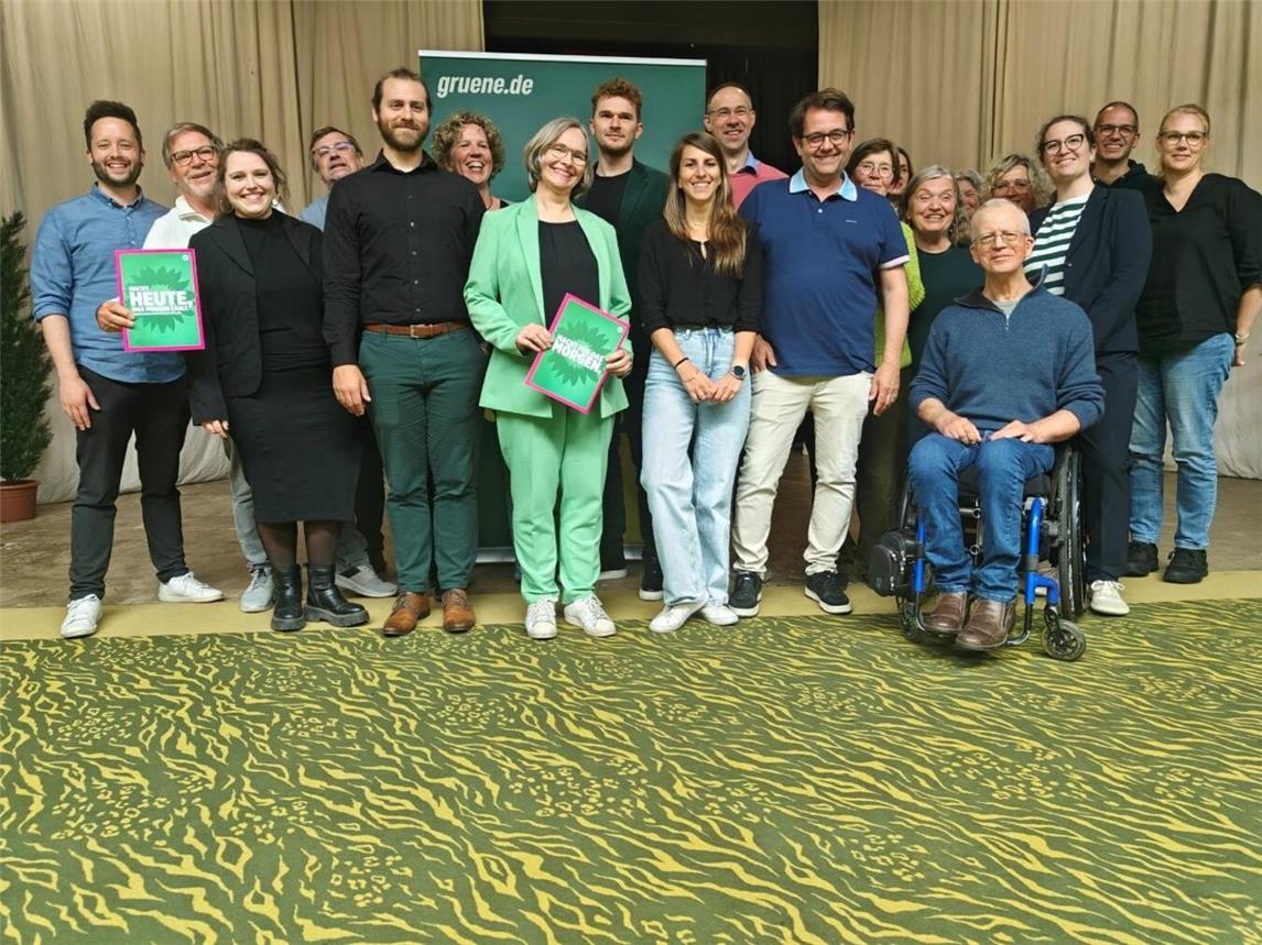 Elf Frauen und elf Männer wurden bei der Wahlversammlung am vergangenen Samstag im Klever XOX-Theater für die Kommunalwahl am 14. September nominiert. Foto: Grüne Kleve