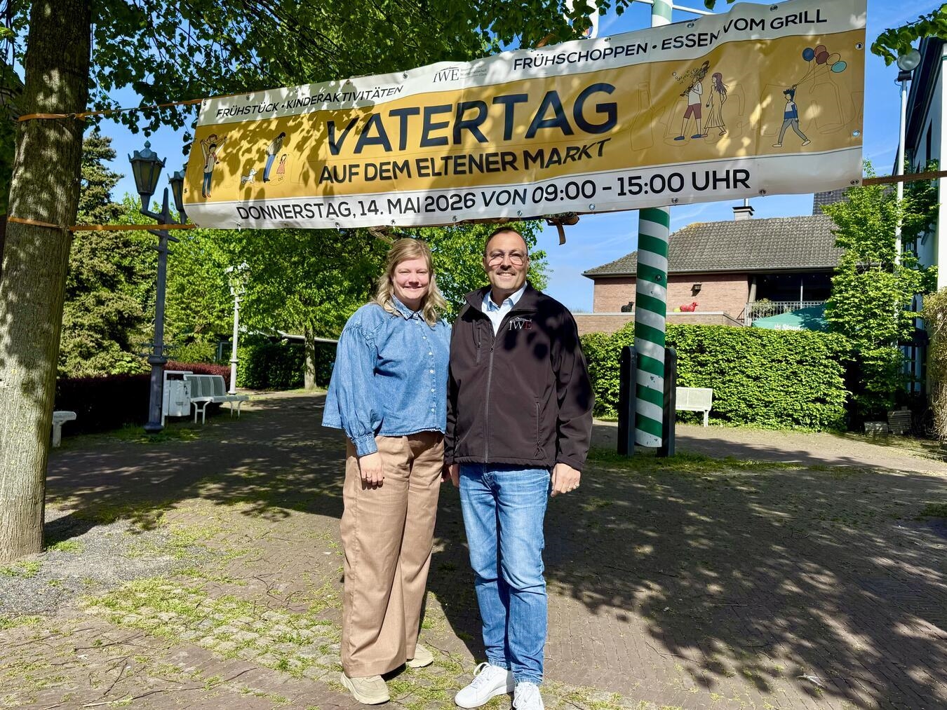 "Eline Derksen und Rainer Elsmann lächelnd auf dem Eltener Marktplatz, bereit für einen Tag voller Spaß, organisiert von der Werbegemeinschaft."