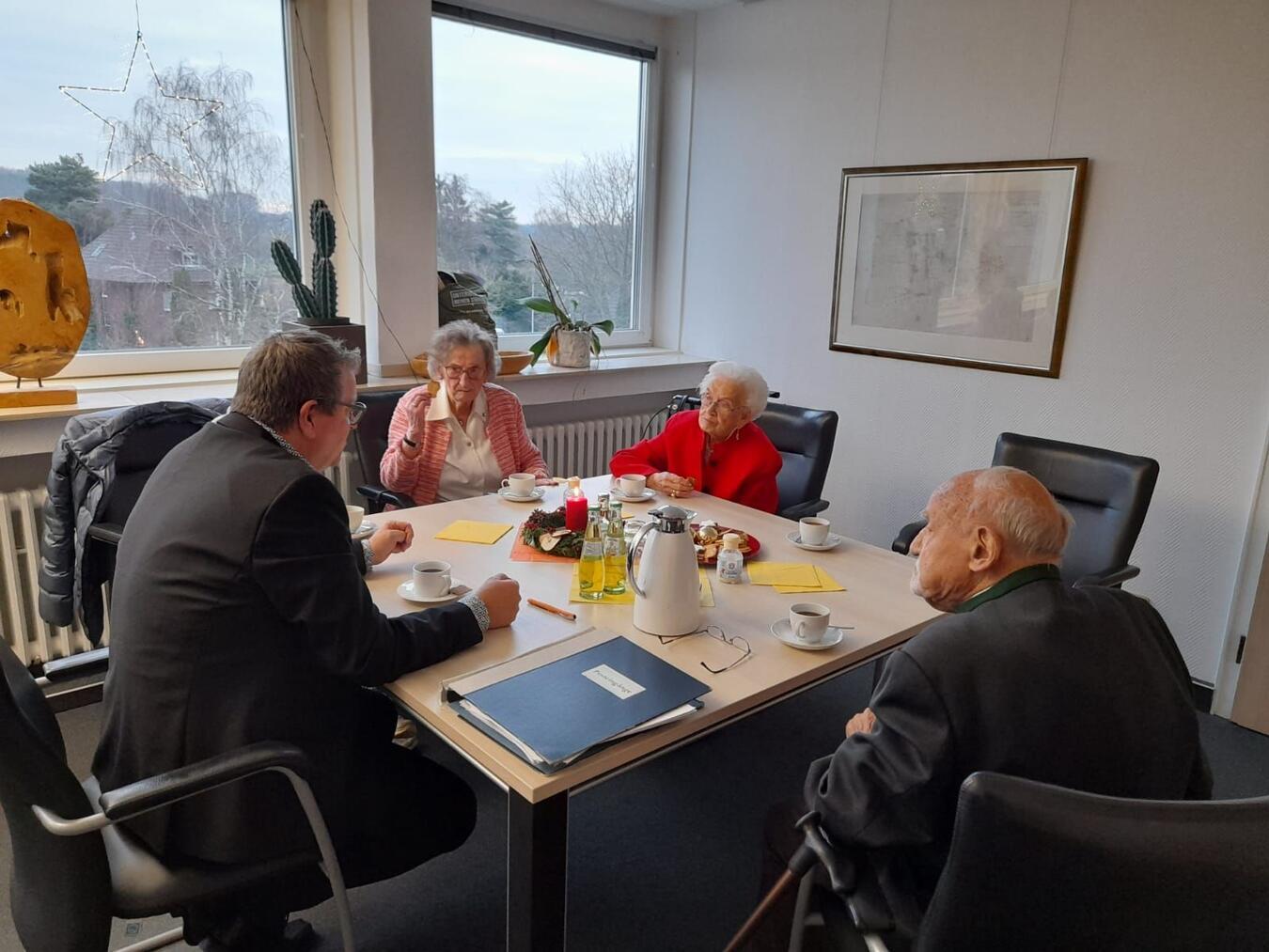 Elisabeth Coopmans, Wilma Pauels und Herbert Müller plaudern mit Bürgermeister Georg Koenen (l.). Foto: privat