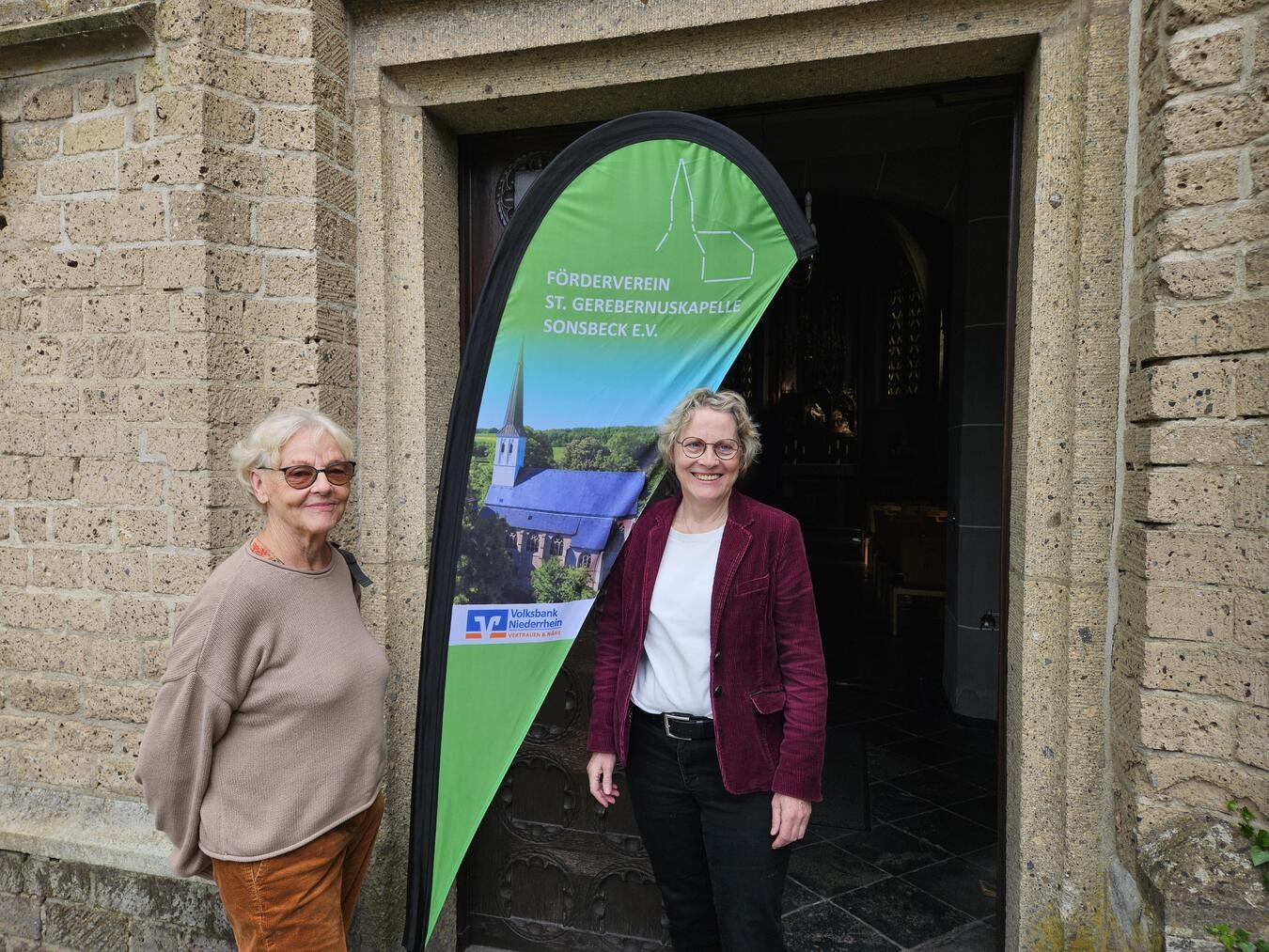 "Elisabeth Hegmann-Boßmann und Anita Orgassa vor der Gerebernus-Kapelle"