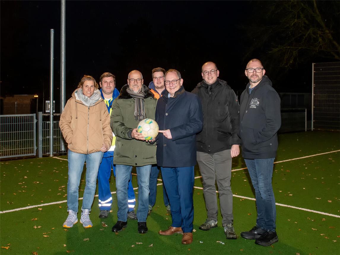 Elke Bücker, Ortsgemeinschaft Mehr, Sebastian Goeke, Westnetz, Dirk Krämer, Westenergie Kommunalmanager, Dennis Jedwill, Stadt Rees - Fachbereich 6 : Planen, Bauen und Umwelt, Sebastian Hense, Bürgermeister Stadt Rees, Stefan van Ophuysen, Ortsvorsteher Mehr, Hardy Baumann, Gasthaus „Zum Hirsch“, machten sich gemeinsam vor Ort ein Bild über die intelligente Beleuchtungsanlage auf dem Sportplatz. NN-Foto: Gerry Seybert