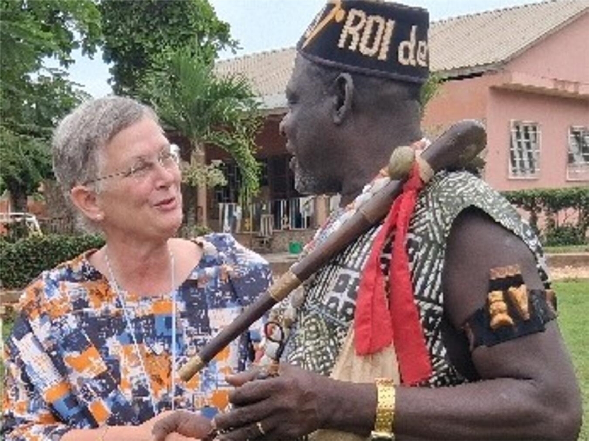 Elke Kleuren-Schryvers mit dem König von Djakotomey. Foto: APH
