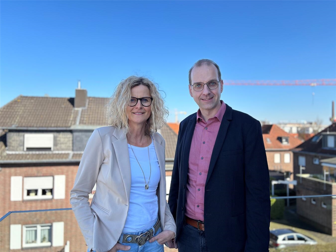 Elke Kotthoff vom Caritasverband Kleve und Markus Koch von der Stadt Kleve stellen das Pilotprojekt für Familien in Not vor. Am 1. April geht es an den Start. Foto: Caritas