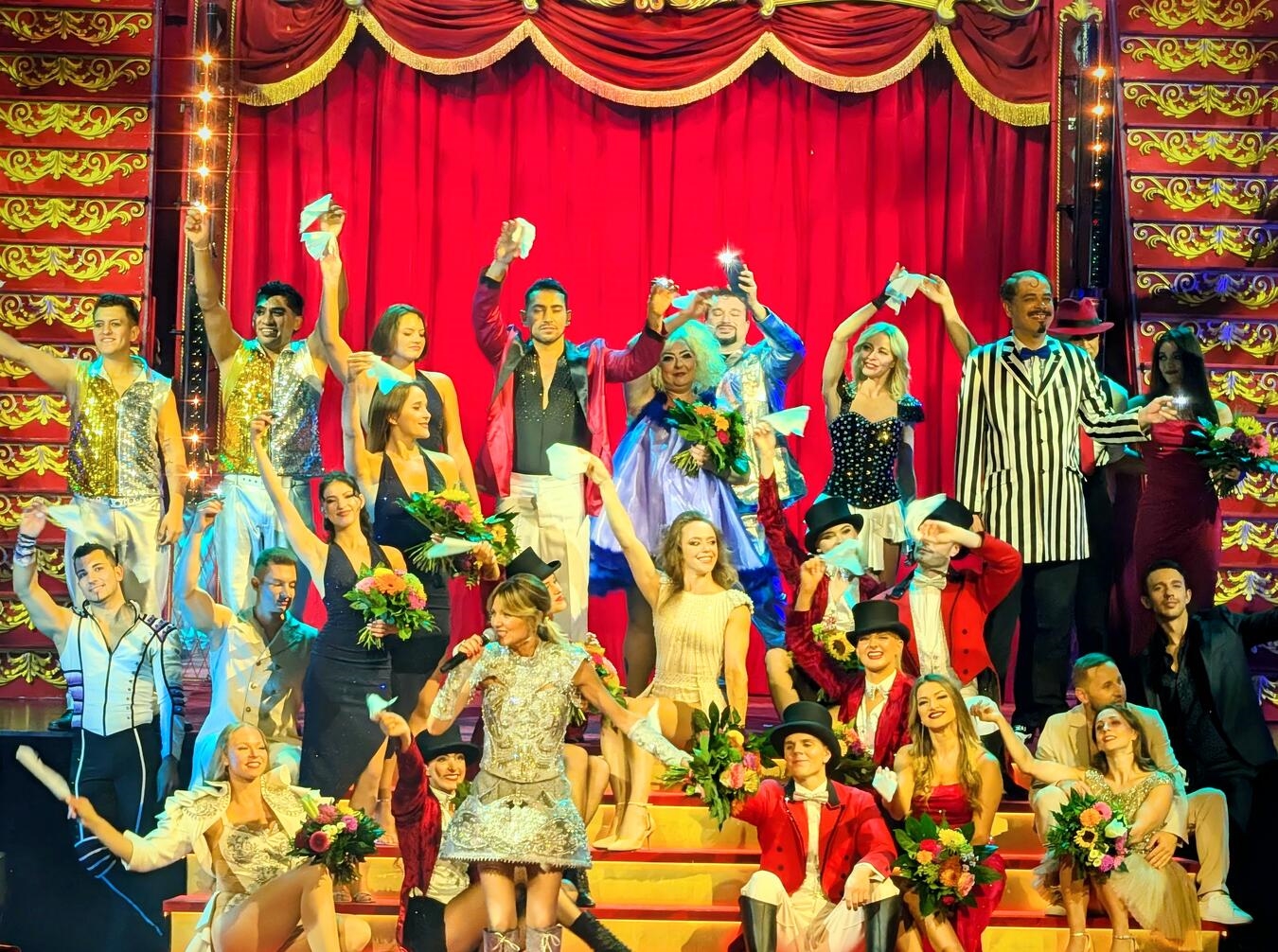 Ella Endlich mit Roncalli-Ensemble in der Manege, Zirkusauftritt, Talent, Artistik, Show, Foto von J. Kurschatke.