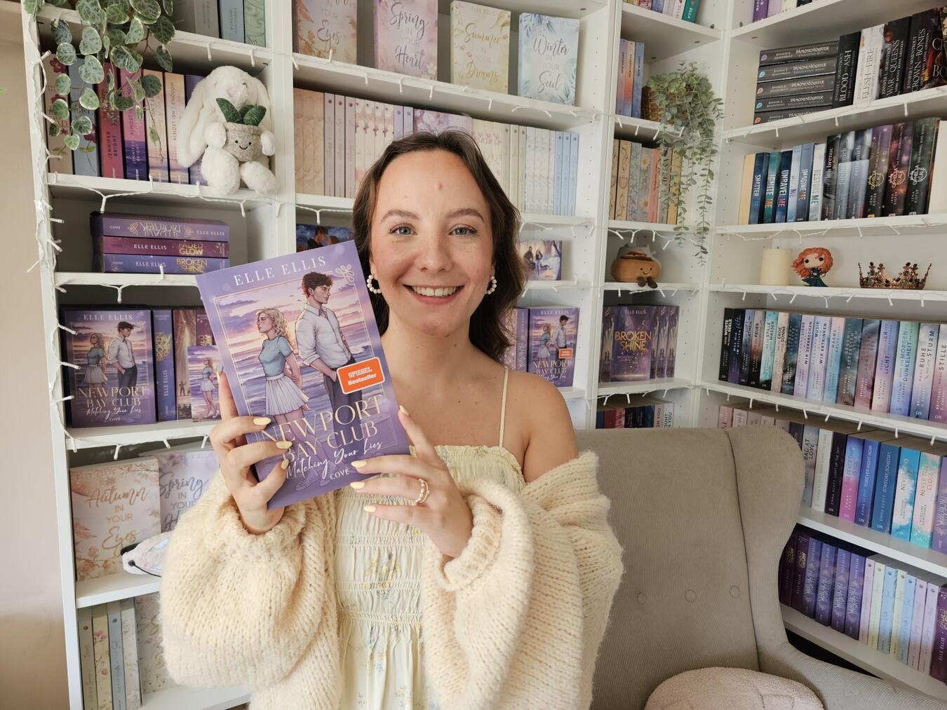 Elle Ellis steht stolz mit ihrem Bestseller "Newport Bay Club", rangiert auf Platz sechs der Spiegel-Bestsellerliste. Foto von Thomas Langer.