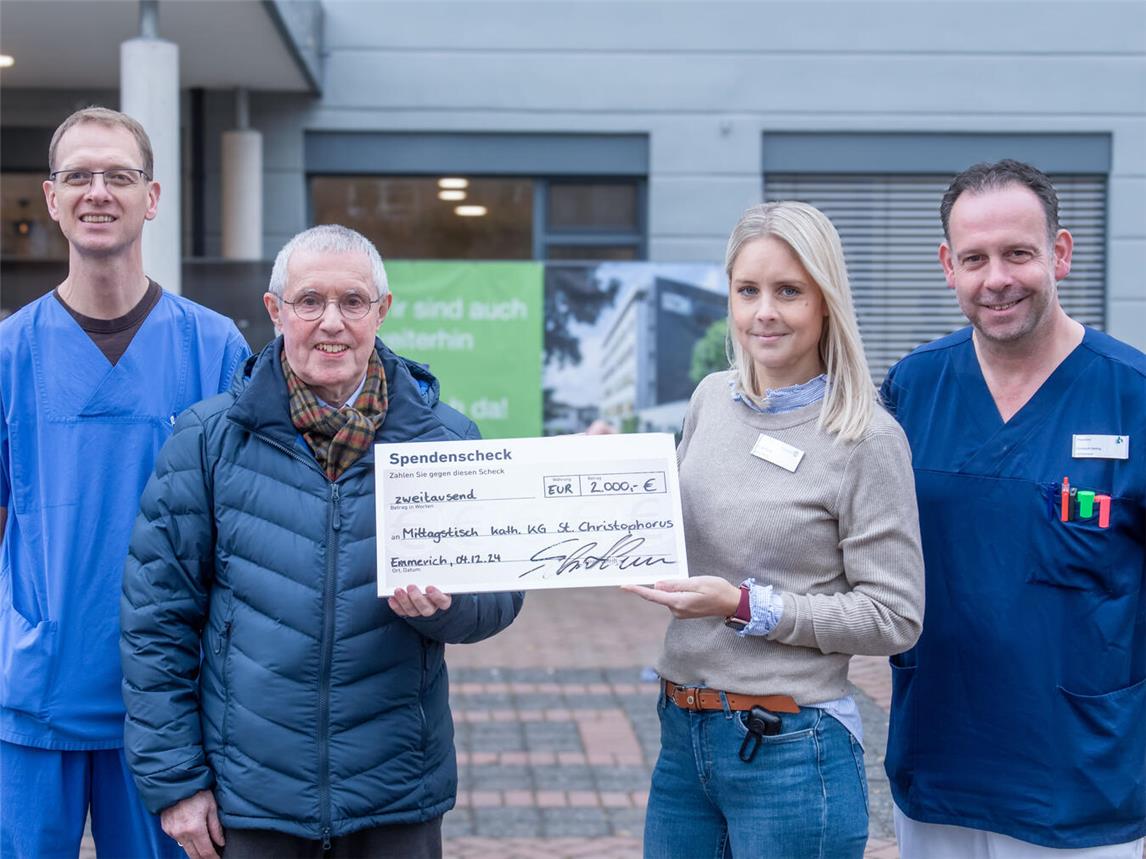 Elmar Fischbach vom Mittagstisch (2. v. l.) immt den symbolischen Scheck von (v. l.) Rainer Niehoff, Anna de Rooij und Christoph Heiting entgegen. NN-Foto: Gerhard Seybert