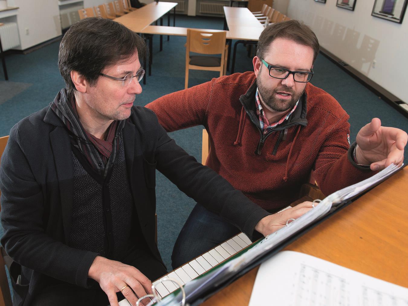 Elmar Lehen und Dr. Bastian Rütten weisen auf die musikalischen Angebote am vierten Adventswochenende hin. Foto: Gerhard Seybert