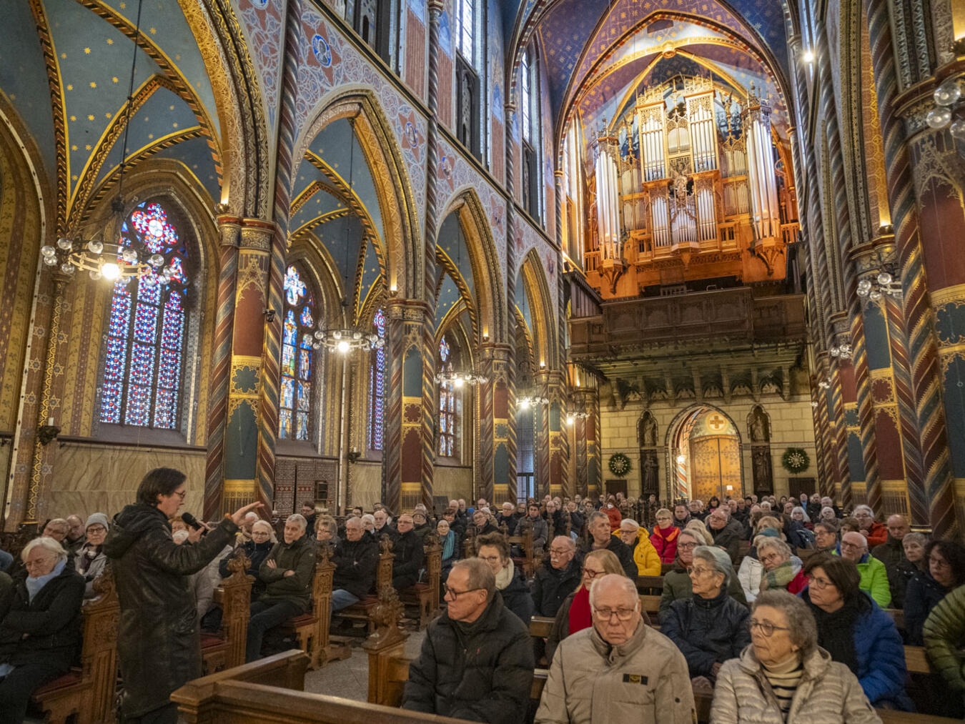 Elmar Lehnen präsentiert die Seifert-Orgel in der Marienbasilika und ihre besondere Geschichte. Foto: Gerhard Seybert