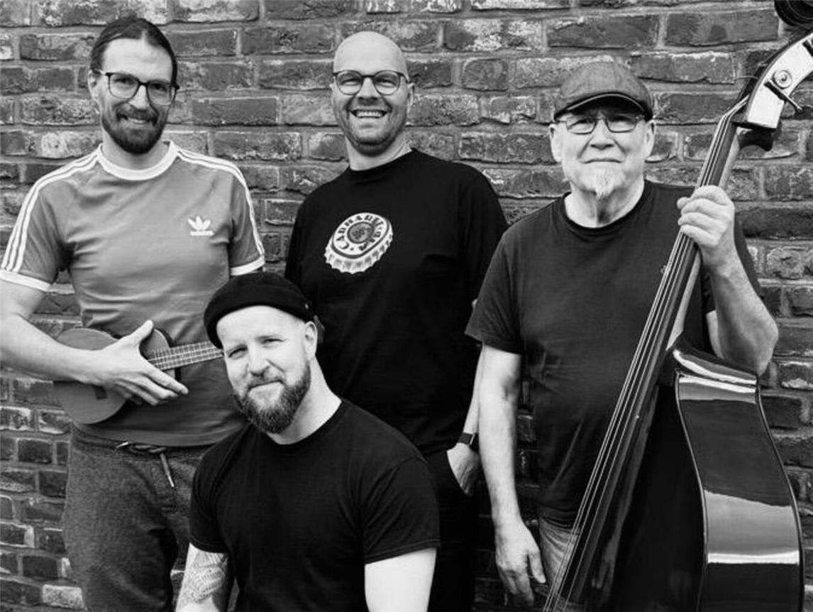 Emil Backes, das sind: Markus Schmitz-Linssen (Gesang), Heinz van Geelen (Kontra Bass), Heiko Stienen (Ukulele) und Daniel Weymans (Cajon). Foto: privat